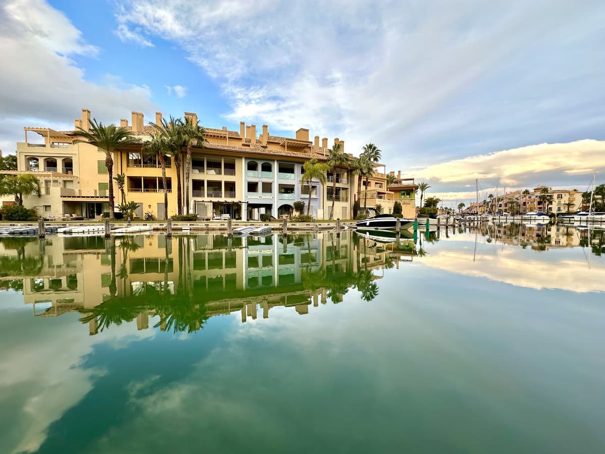 Discover your oasis in the exclusive Sotogrande Marina! This magnificent 180 m² flat offers you the perfect combination of luxury and comfort in a tranquil and sophisticated setting. With three spacious bedrooms, including a master suite with private bathroom, and a bright living room with fireplace, every corner is designed for your wellbeing. The spectacular 40 m² covered terrace is the ideal place to enjoy the stunning canal views while relaxing with a glass of wine.The fully equipped kitchen caters for all your culinary needs, while the central air-conditioning system ensures year-round comfort. There are also two indoor parking spaces, perfect for your convenience. Just a 5-minute walk from the sea and the famous Sotogrande street market, you will be surrounded by beaches, restaurants and shops. The development offers 24 hour security, ensuring peace of mind at all times.For sports lovers, the area is a paradise with options such as water sports, polo and golf within walking distance. The Real Club Sotogrande and the Ayala Polo Club are just a short drive away. Built in 2003 and in excellent condition, this flat is a gem in southern Spain. Don't miss the opportunity to live in one of the most exclusive and desirable areas, come and visit it and fall in love with your new home!