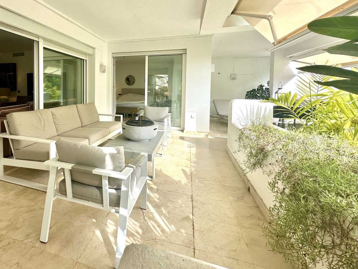 Discover paradise at Río Real Golf.This spectacular flat, completely refurbished, offers a high quality modern design that will make you fall in love from the first moment. With 260 m² built and 122 m² useful, this home is ideal for those looking for a sophisticated and low maintenance lifestyle. Enjoy a large 72 m² terrace with direct access to the garden, perfect for relaxing or entertaining guests.The apartment has a master bedroom that can be converted into two rooms, two elegant bathrooms and built-in wardrobes that optimize space. Comfort is guaranteed with air conditioning, electric heating and a south-facing orientation that ensures light throughout the day. In addition, it has parking spaces for two vehicles and a storage room for additional storage.The community offers a swimming pool and communal gardens, ideal for enjoying the Mediterranean climate.With a lift and parking space included in the price, this flat is a unique opportunity to live in an exclusive environment. Don't miss the chance to experience luxury living in this privileged corner of the Costa del Sol. Come and visit it and let yourself be surprised!
