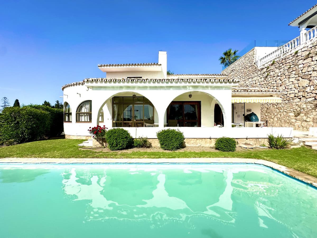 Discover your new home in the exclusive urbanization of Torremuelle, Benalmadena! This stunning villa, surrounded by nature, offers an unrivalled lifestyle with spectacular sea views. With a constructed area of 288 m² distributed over two floors, this property has 3 spacious bedrooms and 2 bathrooms, perfect for enjoying the comfort and space you deserve.The 1,201 m² plot includes a private swimming pool ideal for cooling off on sunny days and two parking spaces for your convenience. The brightness is one of the most outstanding features, as the house receives sun all day long, creating a warm and welcoming atmosphere in every corner. In addition, you can relax on the terrace and balcony while taking in the breathtaking views.Located just 1,000 metres from Torremuelle train station and very close to the beach, you will have easy access to everything you need. The urbanization also offers communal areas with several paddle and tennis courts, a communal swimming pool, large gardens and a children's playground, ideal for the whole family to enjoy.Don't miss the opportunity of acquiring this well-maintained second-hand villa, built in 1974, which combines comfort, location and nature, come viewing it and fall in love with your new home!
