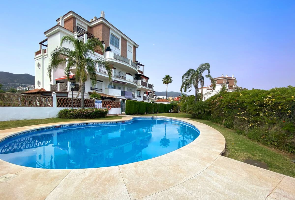 Bright and elegant 1 bedroom flat in Mijas, with terrace and unobstructed views.We present this excellent opportunity to acquire a cosy, functional flat with superior qualities, located in a quiet and well communicated area of Mijas, one of the most valued destinations on the Costa del Sol.This property has 54 m² constructed area and 46 m² usable area, efficiently distributed to offer a feeling of spaciousness and comfort in all its spaces. Its south-east orientation allows it to enjoy magnificent natural light for a large part of the day, as well as offering pleasant open views from its 12 m² private terrace, ideal for breakfasts in the sun, sunset dinners or simply relaxing outdoors.Modern and functional layoutThe flat has an open-plan kitchen integrated into the main living space, which facilitates an open, practical and contemporary layout. This design not only visually expands the space, but also promotes a greater connection between the living and kitchen areas.The bright and spacious master bedroom is equipped with an en-suite bathroom, adding a touch of privacy and comfort. The property incorporates built-in wardrobes, offering excellent storage space without sacrificing usable floor space.Quality and equipmentAmong the finishes and materials, the following stand out:Marble floor, which brings elegance and freshness to the environment.Highly durable aluminium windows.White lacquered wooden doors, which contribute to a clean and modern style.Air conditioning and central heating system by ducts, ensuring thermal comfort all year round.Extras includedThe property includes in the price a large and easily accessible garage space, as well as a private storage room of 6 m², perfect for storing seasonal items, bicycles, suitcases, etc.Common areas and accessibilityThe building has a lift and is adapted for people with reduced mobility, facilitating access from the entrance to the flat. In addition, residents enjoy a communal swimming pool surrounded by landscaped areas, ideal for leisure, relaxation and enjoyment with family or friends.Location and servicesThe area is perfectly communicated with the main urban centres of the Costa del Sol. Just a few minutes' drive away you will find shopping centres, supermarkets, schools, medical centres and the best beaches in the area. It also has easy access to the motorway, which allows for quick trips to Malaga, Marbella or the international airport.An excellent opportunity for investment or permanent residenceThis flat is ideal as a first home, holiday home, or investment with high rental profitability due to its strategic location and the features it offers.
