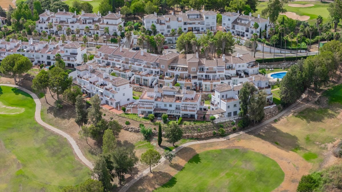Very spacious home in the scenic Golf Resort near Malaga. The area and the golf course are a big favorite among golfers, who are attracted by the 27 holes in top quality. Weekly tournaments and events are held all year round, so there are every opportunity to join the community and participate in social pleasures. The resort includes driving range, putting greens, paddle tennis courts, swimming pools, restaurant and bar. We are currently offering 2 years of unlimited golf for the new owner. Call us today to hear more!