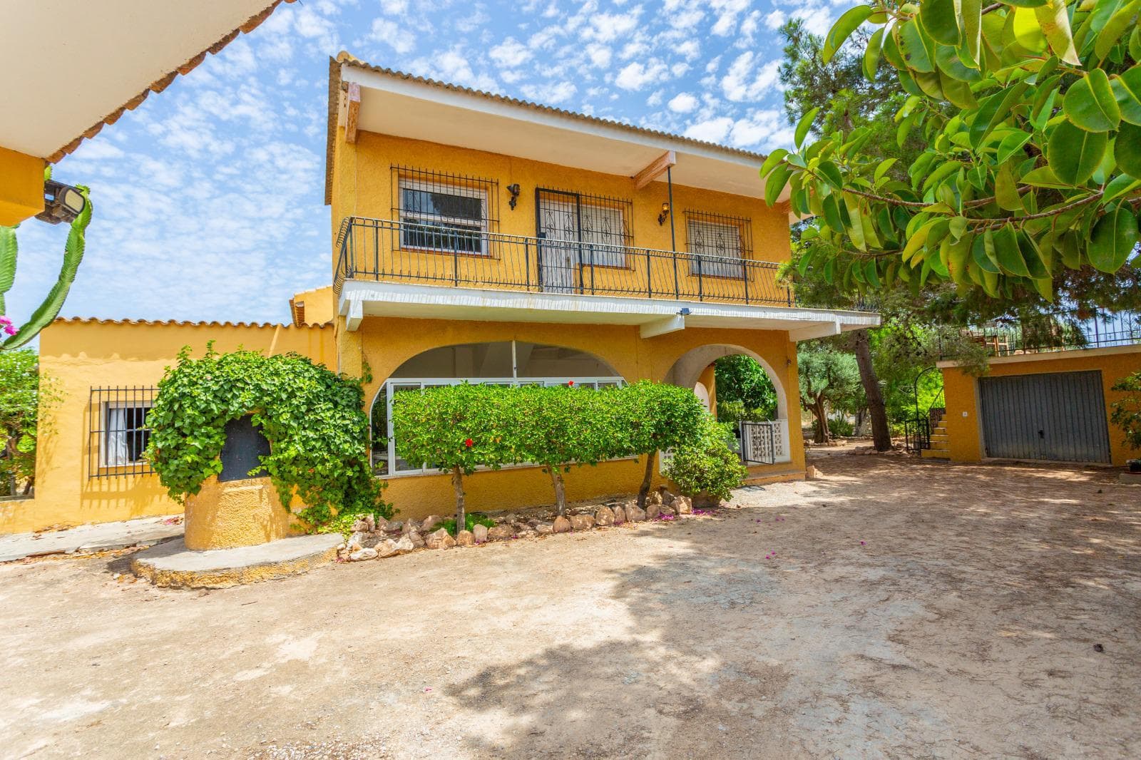 Country house for sale with garage and swimming pool on a spacious plot in Los Montesinos.This country house stands on a plot of 7500 m2 in a mature garden with all kinds of trees, flowers and plants. On the plot we find a garage, a private swimming pool, barbecue and various sun and seating areas around the house.This country house has an entrance hall, 6 bedrooms, 3 bathrooms, a spacious separate fitted kitchen, a spacious dining room and a living room with a fireplace. Sold furnished.This property lies just a few minutes drive from Los Montesinos with shops, supermarkets, bars/restaurants, shopping centres, pharmacies and schools. The nearby nature reserves and their lakes are ideal for bird watching, walking, cycling and horse riding.The area has good connections to the N-332 and AP-7 highways. Alicante airport is just a 20-minute's drive away.The beaches of Guardamar and Torrevieja and the golf courses of Ciudad Quesada are approximately 10 km away.