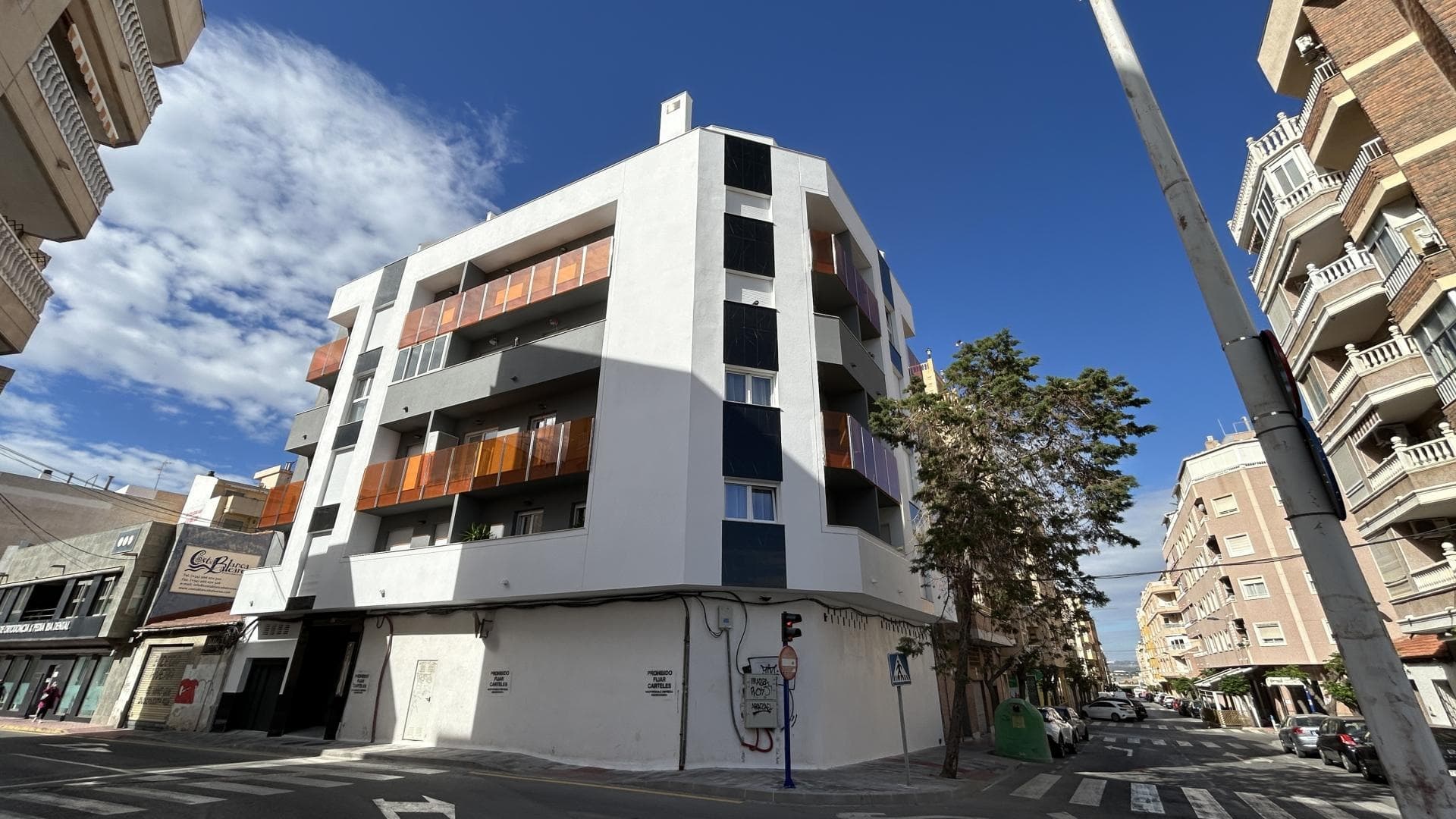 Safe Investment in a High-Demand AreaLarge commercial space for sale measuring 304,60 m², with an approved project to divide it into 4 independent premises and/or storage rooms.Strategic Location: Located in one of the fastest-growing and most promising areas of Torrevieja, ensuring high profitability and multiple development options.Highlights:Total Area: 304,60 m²Division project includedVersatile use: possibility of separate rental or own businessExcellent location: high pedestrian and vehicular traffic, and easy accessUnique opportunity for investors and entrepreneurs seeking visibility, high business potential, and guaranteed profitability.Don't miss this opportunity to invest in an asset with a bright future!