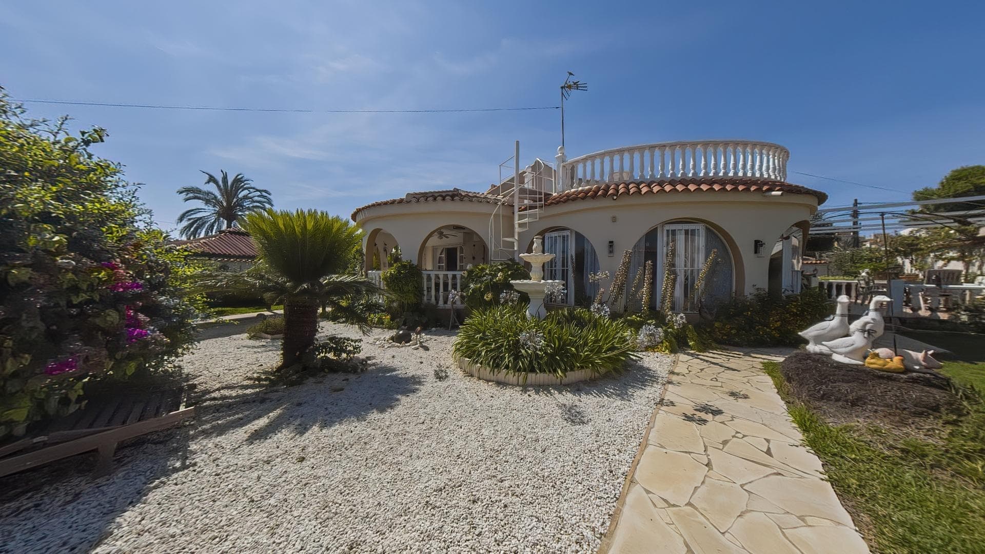 Discover a unique investment opportunity in a luxury villa that offers you guaranteed income. By purchasing bare ownership of this impressive residence, the usufructuaries agree to pay rent until the moment of their death, while assuming all associated expenses, including maintenance and supplies.This independent villa, which combines the fusion of two semi-detached houses into one, is located just 700 meters from Los Locos beach, offering a privileged location to enjoy the coastal environment. With 255 square meters built on a plot of 800 square meters, this property has a large 10 square meter solarium to enjoy the sun and the sea breeze.Completely renovated and equipped with 3 double bedrooms, each with its full en-suite bathroom, this residence also offers a private swimming pool, an outdoor toilet next to the pool, a closed garage and an additional parking space in the garden. In addition, it has two kitchens, one American and one French, which make the property even more versatile.The investment is reinforced by the presence of 24 photovoltaic solar panels, which help reduce energy costs. The large garden, with terraces, a pond and a wide variety of trees, provides a calm and relaxing environment to enjoy nature.Built in 1979, this chalet has an IBI of €530 and an additional €458, but there are no community fees, which makes it an even more attractive investment.Don't miss this unique investment opportunity in a luxury villa with guaranteed income and great resale potential in the coming years. Contact us today to learn more!