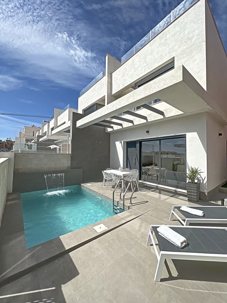 SUPERBE VILLA AVEC PISCINE PRIVÉE ET COMMUNAUTAIRE — 3 CHAMBRES ET 3 SALLES DE BAINS ! Vendu avec une licence touristique, entièrement meublé et équipé pour la location, avec accès via différentes plateformes (Airbnb et Booking) !EXCELLENT RETOUR SUR INVESTISSEMENT ! À ne pas manquer !Magnifique villa construite en 2021 dans une petite résidence fermée, à seulement 8 minutes des plages, restaurants, boutiques et bars.Elle dispose d'une piscine privée chauffée et d'un solarium pour profiter du soleil à toute heure de la journée grâce à son excellente exposition !Vous trouverez également une grande piscine commune et un terrain de pétanque pour les plus sportifs, avec un accès privé à la résidence fermée.La villa se compose de :3 chambres3 salles de bainsSolariumPiscine privéePiscine commune