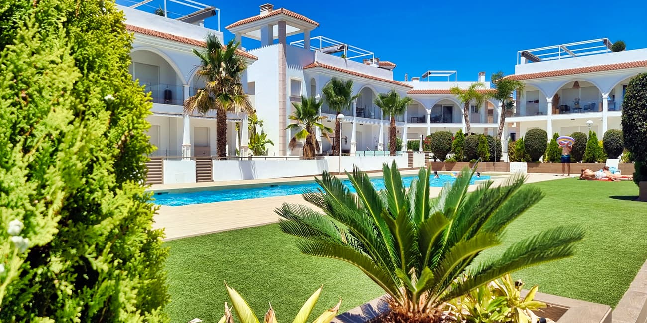 Apartment for sale ready to live in. Located in a quiet residential environment. Discover with the VIRTUAL TOUR this exceptional apartment of 2 bedrooms and two bathrooms, with loggia adjoining the living room and a large fully equipped solarium with summer kitchen and Jacuzzi and sublime panoramas towards the Laguna de la Mata and the sea.