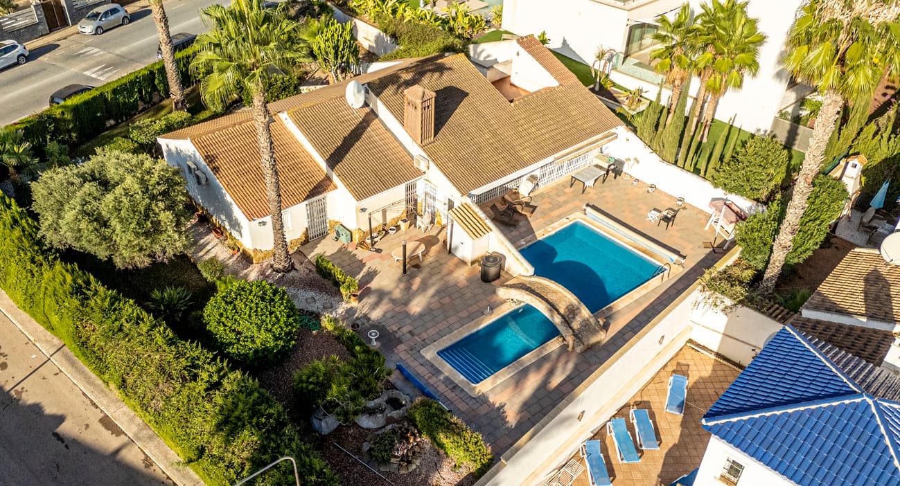 Villamartín Golf, Orihuela Costa (Alicante) Spectacular villa on a 1.185 m² plot, located in one of the most sought-after golf communities on the Costa Blanca. If you love golf, the beach, and a vibrant lifestyle with top restaurants and live music—this home is for you! • 4 spacious bedrooms | 4 bathrooms• Plot: 1.185 m² | Built: 245 m²• Large heated pool – enjoy it year-round!• Bright living-dining area with fireplace• Fully equipped independent kitchen• Covered terraces and BBQ area – perfect for entertaining• Beautiful Mediterranean garden• Garage, gated entrance & plenty of privacy• Just minutes from: Villamartín Golf Club  La Zenia Boulevard (shopping + restaurants) Live music venues & top dining spots Public transportation Several beaches of Orihuela Costa  Ideal for families, second-home buyers, or savvy investors looking for a luxury villa in a premium location. Act quickly! This reduced-price villa won’t stay on the market for long. Contact me now for a private tour or full details.