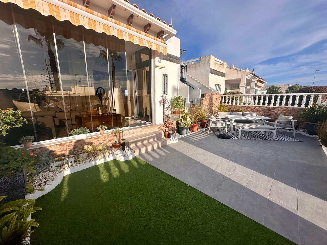 🌴 Vida Mediterránea en Punta Prima — Casa Adosada de Lujo Totalmente ReformadaDescubre una oportunidad excepcional en la codiciada zona de Punta Prima, Orihuela Costa: una casa adosada de 3 dormitorios y 3 baños, completamente renovada con acabados de alta calidad y amplios espacios interiores y exteriores diseñados para disfrutar todo el año.Esta vivienda ofrece:✨ Elegante planta principal con salón diáfano✨ Cocina moderna y terraza acristalada ideal como sala de lectura, comedor o zona de relax✨ Dos dormitorios + dos baños en la planta baja (uno en suite)✨ Suite privada en la planta superior con dormitorio, baño y un amplio solárium✨ Plaza de garaje subterráneo, piscina comunitaria y zonas verdes cuidadasUbicada en una comunidad tranquila y bien mantenida construida en 2006, a pocos minutos de todo lo mejor de la Costa Blanca:🏖 A solo 1,5 km de la playa🛍 Zenia Boulevard – 2,8 km🌆 Centro de Torrevieja – 6 km✈️ Aeropuerto de Alicante – 45 minutos⛳ Golf Villamartín – 5 minutosPerfecta como residencia habitual, segunda vivienda o inversión rentable en una zona con alta demanda nacional e internacional.🔑 Motivos por los que destacaReforma integral de estilo contemporáneoInteriores luminosos y terraza utilizable todo el añoDistribución espaciosa ideal para familias o invitadosComunidad segura y estableUbicación privilegiada cerca de playas, comercios, restaurantes, golf y aeropuertoBajos costes anuales (Comunidad: 90€/trimestre · IBI: 300€/año)