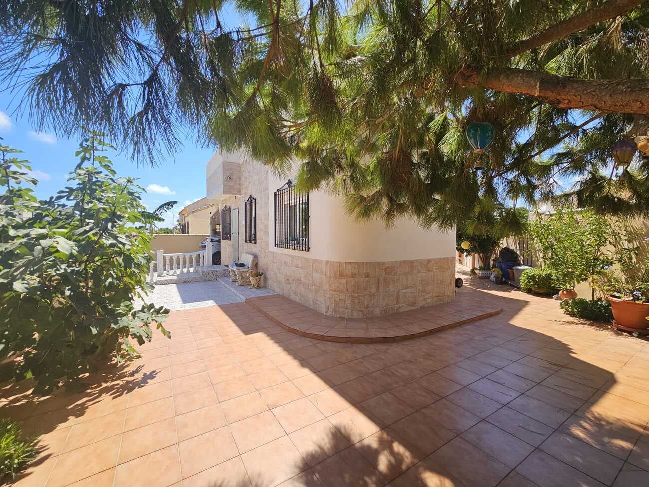 Living by the Mediterranean Sea is possible with this charming detached villa in the exclusive area of Torre del Moro, one of the most sought-after areas in Torrevieja. Just 350 meters from the beach and a short walk from a shopping center with shops, bars, and restaurants, this property perfectly combines location, comfort, and quality of life.The house sits on a 256 m² plot and is distributed over two floors. On the ground floor, you will find a spacious and bright living room, a fully equipped separate kitchen, a bedroom with air conditioning, and a bathroom with a shower. On the upper floor, there are two more bedrooms, a bathroom with a bathtub, and a terrace from which you can enjoy pleasant sea views.The exterior of the house invites you to relax and enjoy yourself: a well-kept garden with trees and a barbecue area, perfect for sharing moments with family or friends. It also has parking within the plot, adding convenience and security.This villa represents a unique opportunity to acquire a home with character, in a privileged location, ideal both as a permanent residence and for enjoying unforgettable vacations on the Costa Blanca.