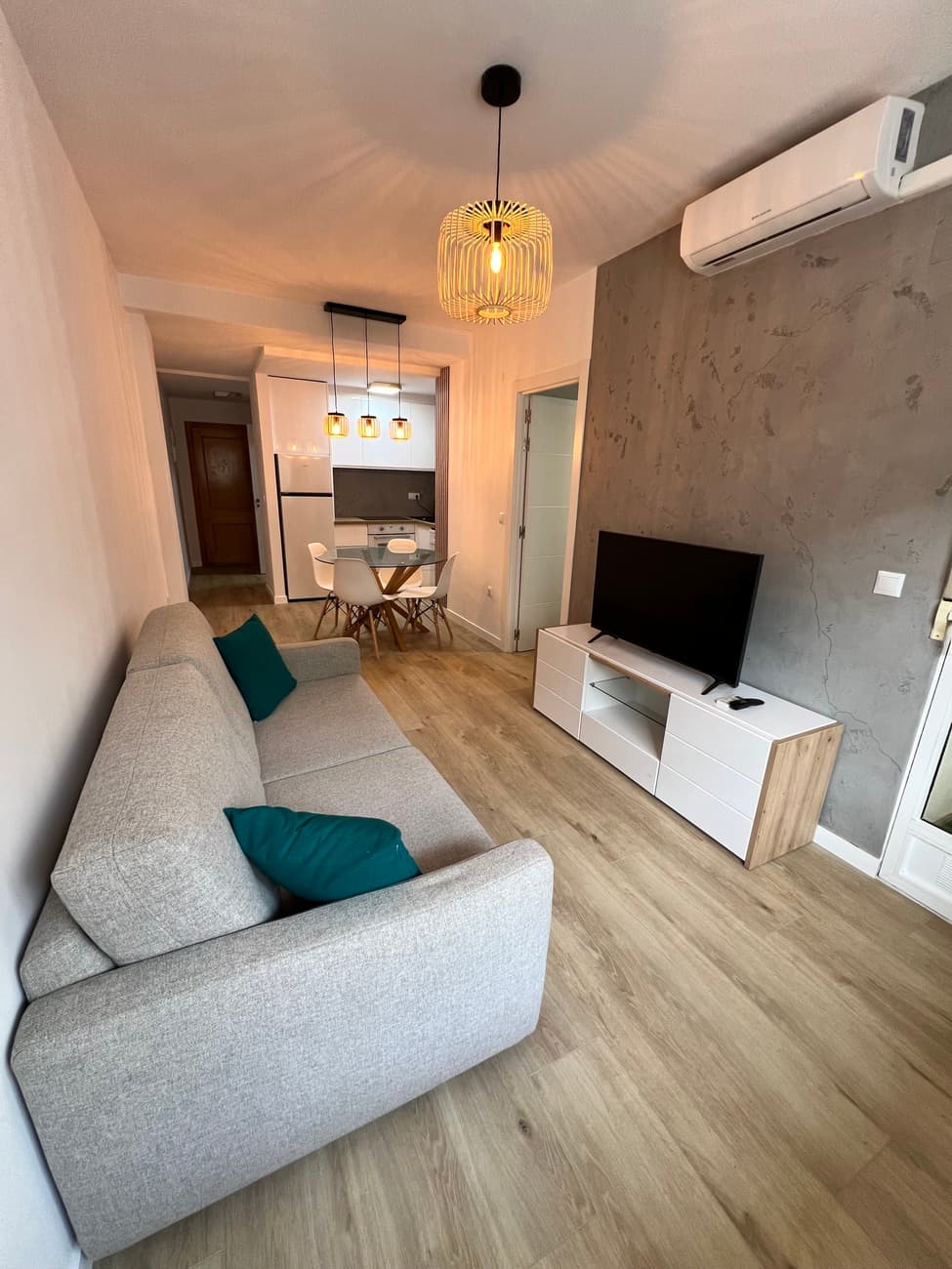 Lately renovated in a modern style apartment in Torrevieja, only 500 meters from Playa del Cura! The property consists of:a fully furnished bedroom with access to the interior patio,a fully equipped bathroom, finished in a unique style,a kitchen equipped with furniture and new household appliances,a living area, furnished and equipped with a TV and air conditioning,a covered terrace, lined with artificial grass.The apartment is located on the ground floor, in a well-kept building with access to a communal swimming pool. There are many shops, bars and restaurants nearby, and a short walk to the promenade and the beaches.