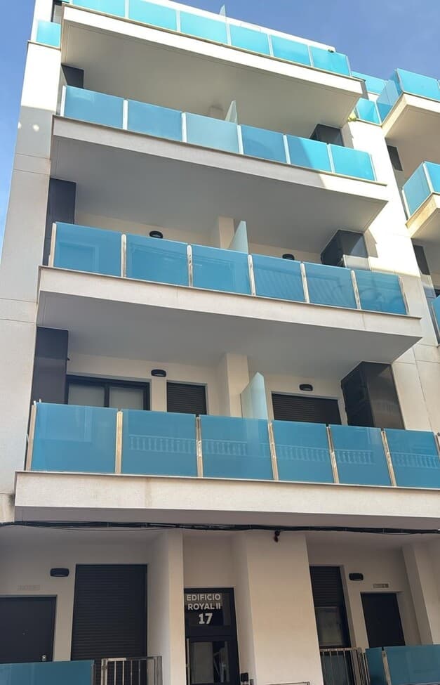 Modern apartment just 200 meters from the sea and Playa del Cura in Torrevieja. A unique opportunity to acquire a property ideal for both investment and private use. The apartment consists of 2 bedrooms, 2 bathrooms, a living room with kitchenette and a terrace. The property is located on the 3rd floor in a building with a lift. It is sold fully furnished and equipped with appliances, including air conditioning. On the roof of the building there is a swimming pool for residents' use, from which you can admire the sea view. Great location, only 200 meters from the sea and a beautiful promenade, offering a number of restaurants, bars and cafes. In close proximity we will also find many other amenities, such as shops, pharmacies and service points.
