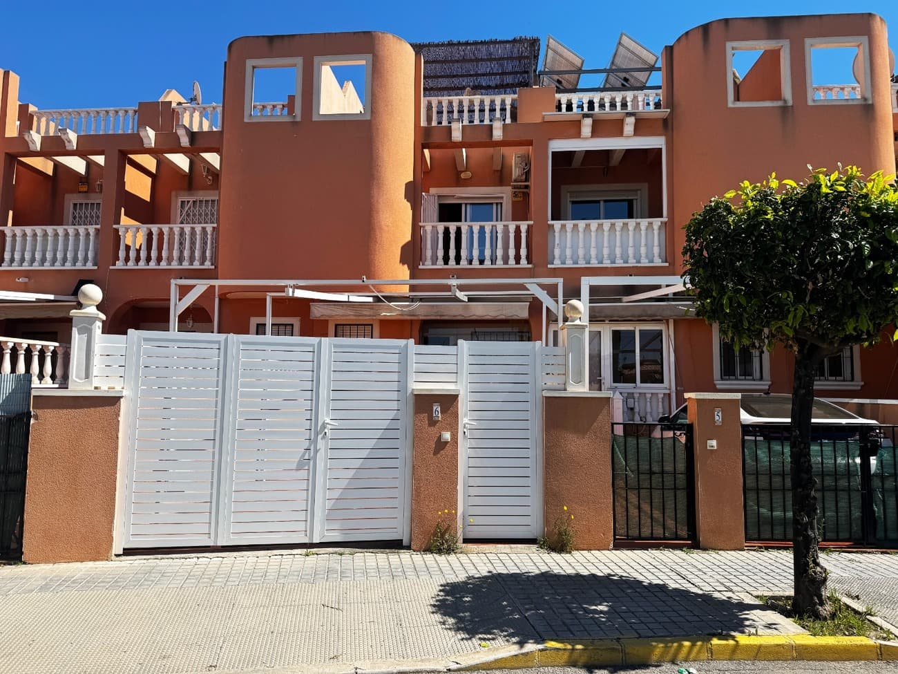 Nice Reform townhouse near to all things Kithen, livingroom, 1 bethroom, toilet on groundfloor.First floor 2 bethroom, bath, storageroom and terrasse. secound floor big terrasse, with view to the saltlakes.   