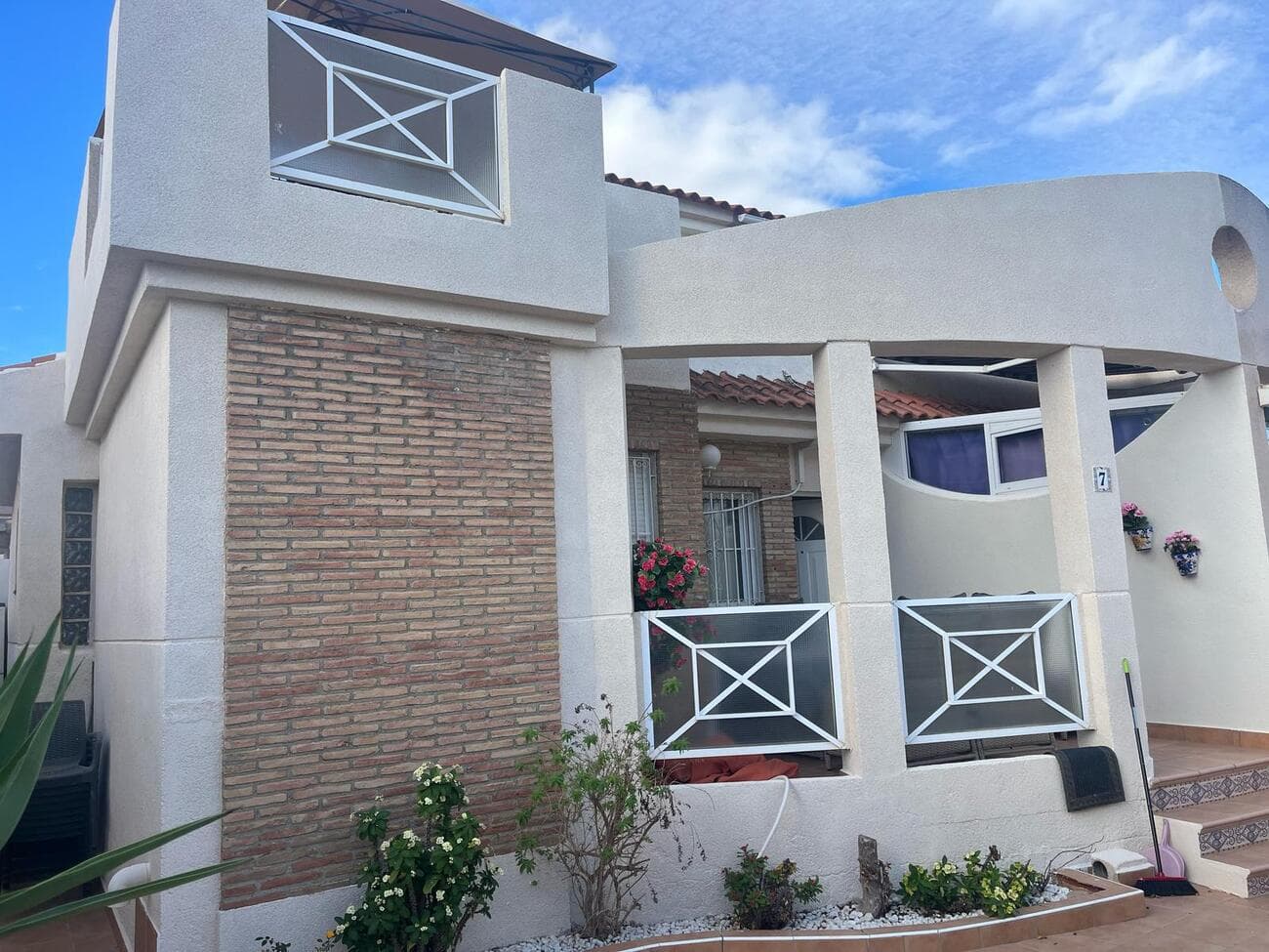 Good quad house near Zenia Bouleward and Saturday Marked Pl. Flamiminga There good plot in the front of the house and terrasse. 3 bed and 2 bad Commen pool.  
