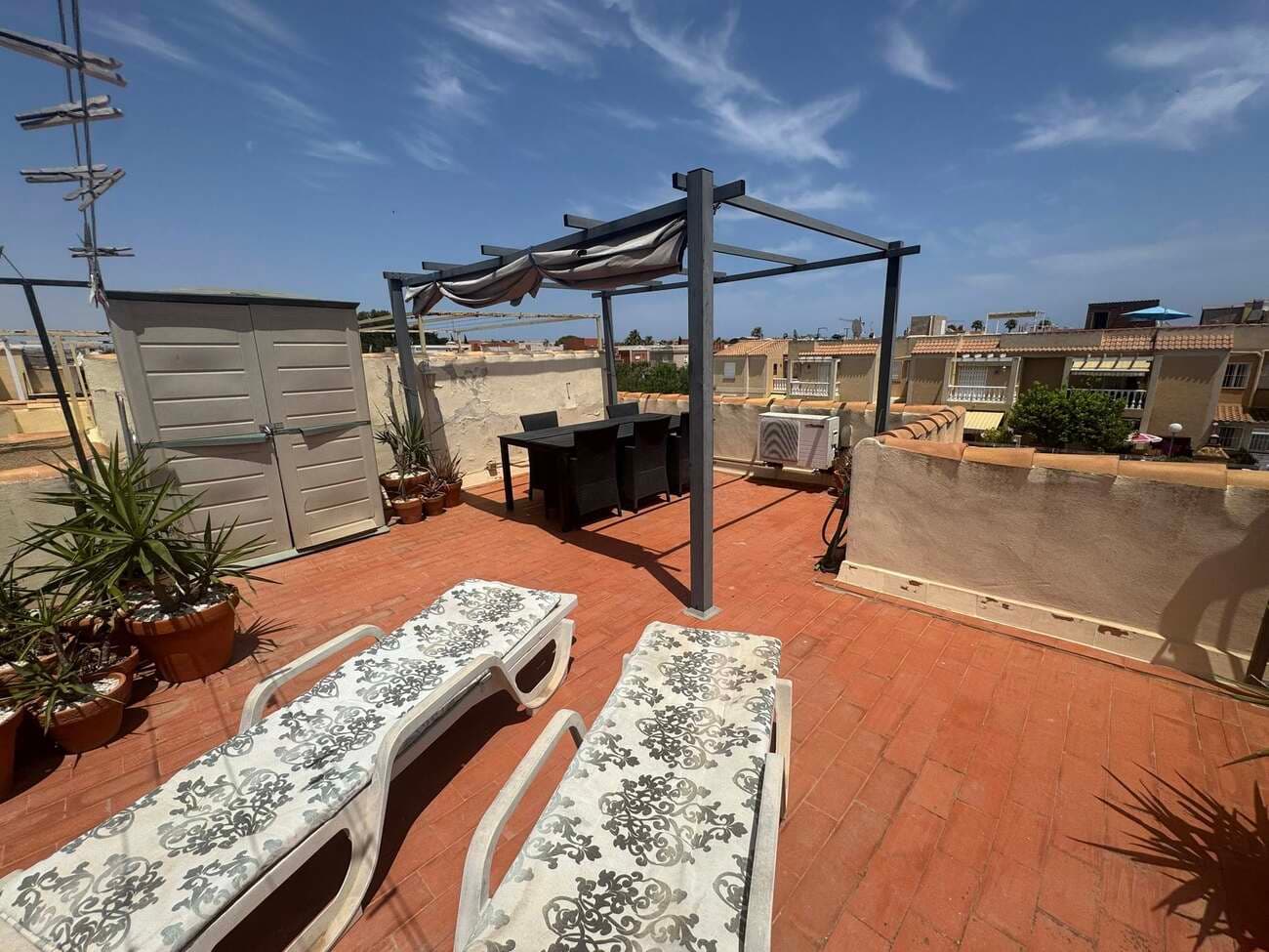 Nice Penthouse for sale near til Lidl and Consum i Auguas Neuvas.2 Bed and 1 bad, kitcen, livinngroom, terrasse and big roaf terrasse with 360 view to the sea and mountins. More info ask 