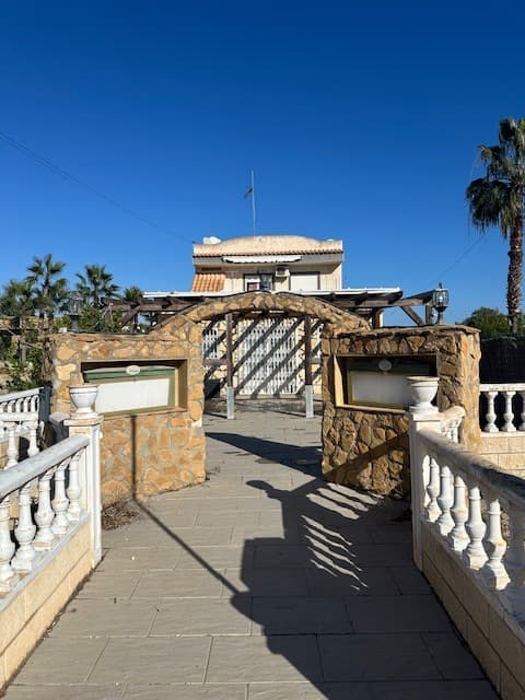 Create your Dream Restaurant, sporsbar or pub, You can make your dream come true,  put your personal touch on this property. Located in a developing area, here you have the chance to put your personal touch and make a great future, this property is bargain, and when establish and open, it will have a value much higher.  On top of restaurants there's an apartment with 3 bedroom,  nice Kitchen and 2 modern bathrooms, livingroom and big terrace. Restaurant Have fully functional kitchen and nice terrance and ladies + mens bathrooms, bar and sitting space for 100 + people THIS PLACE IS A MUST SEE. There's also a big garage under the place.  Place have licens for restaurant