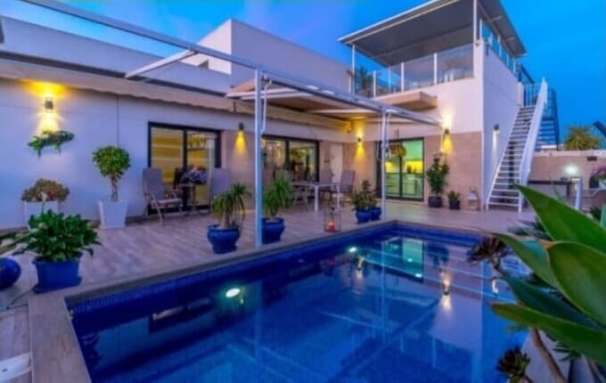 Detached villa on one level.Located in the new part of the municipality of Daya Nueva, a short walk from the town center.The property has 2 bedrooms and 2 bathrooms, with a constructed area of 120 m2 on a 242 m2 individual plot with a private pool.The living-dining room has an open kitchen, natural light, a patio, and stairs to the solarium.The bedrooms have built-in wardrobes, and the master bedroom has an en-suite bathroom and patio doors opening onto the terrace and pool.In a peaceful setting, approximately 10 minutes from the beaches of La Marina del Pinet and Guardamar del Segura.With easy access to the A-70 motorway and approximately 25 minutes from Alicante Airport.