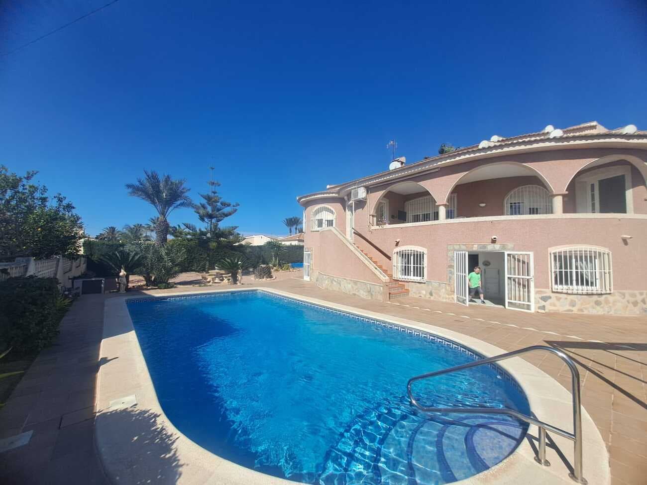 Bedrooms: 5, Bathrooms: 4, Villa in Ciudad Quesada, Alicante, Spain