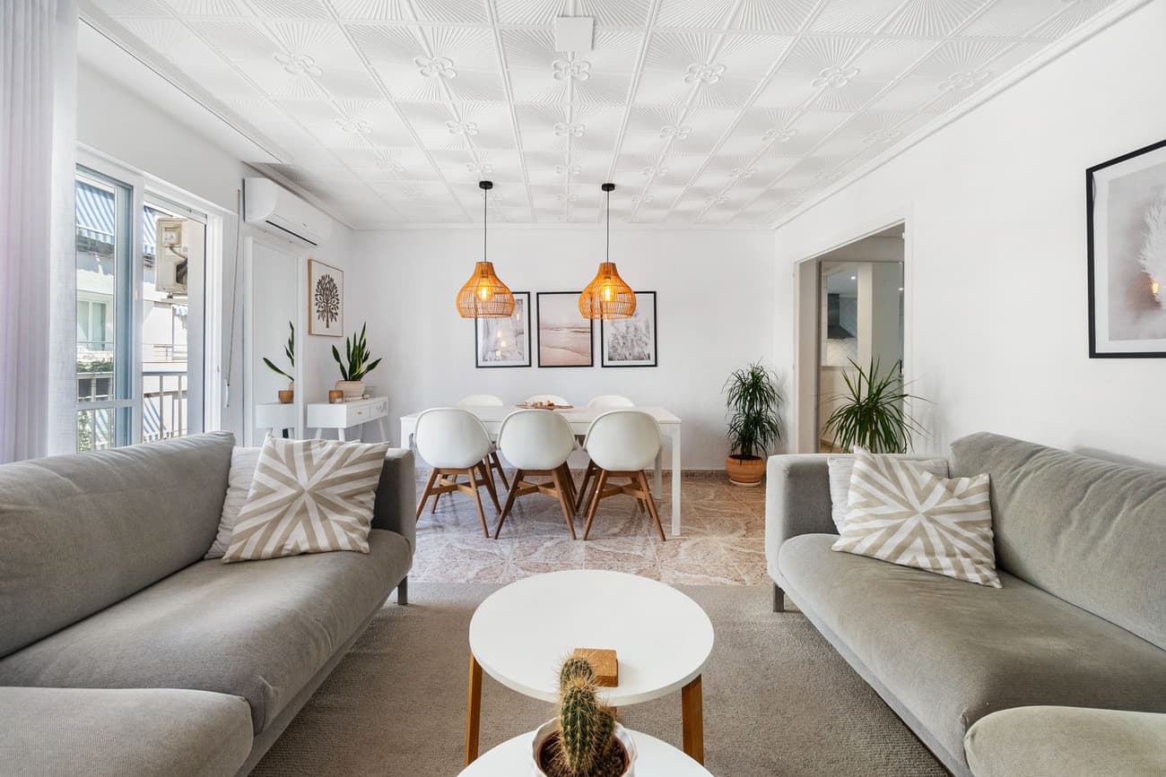 We invite you to familiarize yourself with this unique offer. Elegant, spacious apartment (104m2) on Ramon Gallud Street, one of the most beautiful streets in Torrevieja, a few steps (150m) from the seaside promenade and the sandy beach del Cura!The property is sold fully furnished and equipped, ready to move in. The Scandinavian style interior design stands out among the offers on the Spanish market. The apartment has undergone a major renovation, and the whole thing has been done with exceptional care and attention to detail. We will find such amenities as a spacious modern fully built-in kitchen, with all the equipment, such as a large fridge, dishwasher, oven, new induction hob (5-year warranty), cargo cabinets, drawers with a soft close, heated floor in the bathroom, plus two towel rail radiators, beautifully decorated plaster ceiling! The apartment also has air conditioning with cooling and heating functions for comfort both in summer and winter.Apartment with an area of ââ104m2 including a 6m2 terrace, consists of a spacious living room with access to the terrace, a separate kitchen, 3 bedrooms and a bathroom, all in a great layout separating the relaxation area from the day zone.Public, free parking spaces under the building. The seaside promenade and the sandy beach del Cura are only 150m2 away - 2 minutes on foot! In the immediate vicinity there are all possible services and amenities!We sincerely recommend this property to everyone, both for living and as a holiday home, as well as an investment for short-term rental!An intimate community of 10 families, of which two apartments are rented on airbnb.Community fees: 300 euros per yearProperty tax: 290 euros per yearVideo of the property and its surroundings: https://youtu.be/VfqlGoDyq8gutu.be/VfqlGoDyq8g