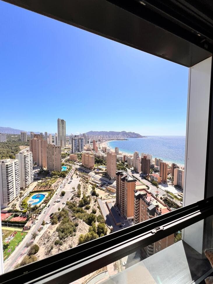 ¡Descubra un lujoso apartamento en el mar Mediterráneo, ubicado en el piso 30 de un prestigioso edificio! Ofrece impresionantes vistas de las olas azules y una experiencia de confort incomparable.El interior del apartamento impresiona con un amplio salón conectado a una moderna cocina, tres dormitorios decorados con buen gusto y dos elegantes baños. Disfrute de momentos de relajación en la terraza de 25 m², el lugar perfecto para admirar las puestas de sol.El complejo está equipado con una serie de comodidades de lujo, que incluyen piscina, gimnasio y seguridad las 24 horas, lo que aumenta la comodidad de vida. Justo al lado hay una hermosa playa de arena a la que se puede llegar en pocos minutos.Esta propiedad única no es sólo la realización del sueño de una casa perfecta junto al mar, sino también una excelente inversión, que se distingue por sus altos valores estéticos y su potencial de aumento de valor.El apartamento está listo para su uso, no utilizado por el propietario.Está pendiente la solicitud de licencia turística presentada en abril.¡Un apartamento con estas vistas siempre se alquilará sin ningún problema!No existe en Benidorm una oferta comparable en un piso tan alto a un precio tan atractivo: la mayoría de apartamentos similares superan el millón de euros.¡Descubre tu lugar en el paraíso hoy!