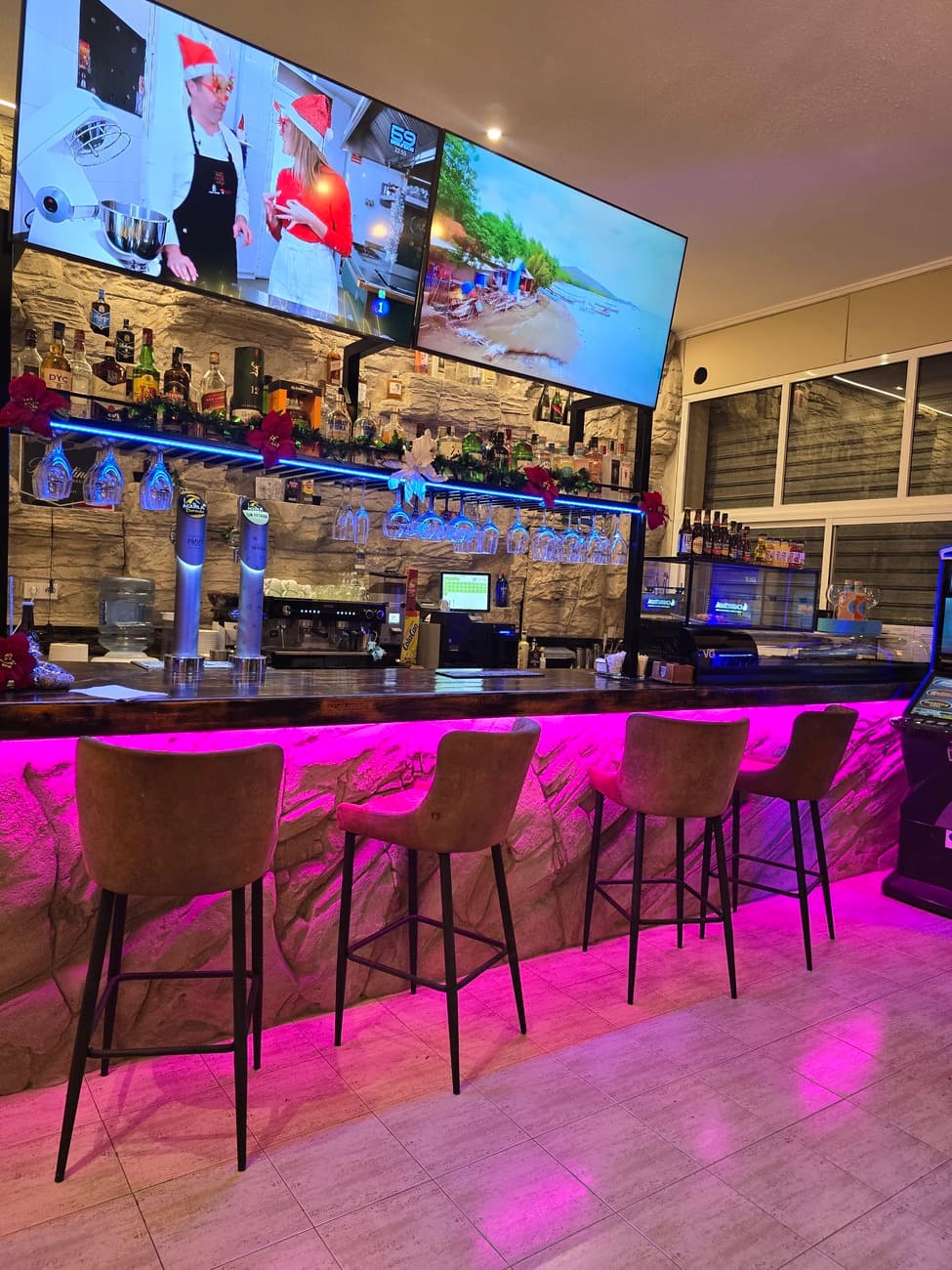 ✨ Traspaso de local con encanto a solo 300 metros de la Playa de Los Locos, Torrevieja ✨ En una zona en plena expansión, este local renovado de 150 m² es perfecto para un cocktail bar sofisticado, una heladería acogedora o una cafetería ideal para desayunos y brunchs. 💫 Totalmente equipado y listo para abrir🔥 Posibilidad de ampliación a cocina🎶 Licencia definitiva.☀️ Terraza ideal para disfrutar del sol y el ambiente costero📍 Ubicación estratégica, rodeada de oficinas, ideal para captar clientes diarios💰 Alquiler interesante Además, la zona está en pleno crecimiento, con dos grandes proyectos de promotores fuertes, garantizando un flujo continuo de nuevos clientes. ✨ Un espacio con alma, listo para convertirse en tu próximo gran éxito. ¿Te animas? ✨