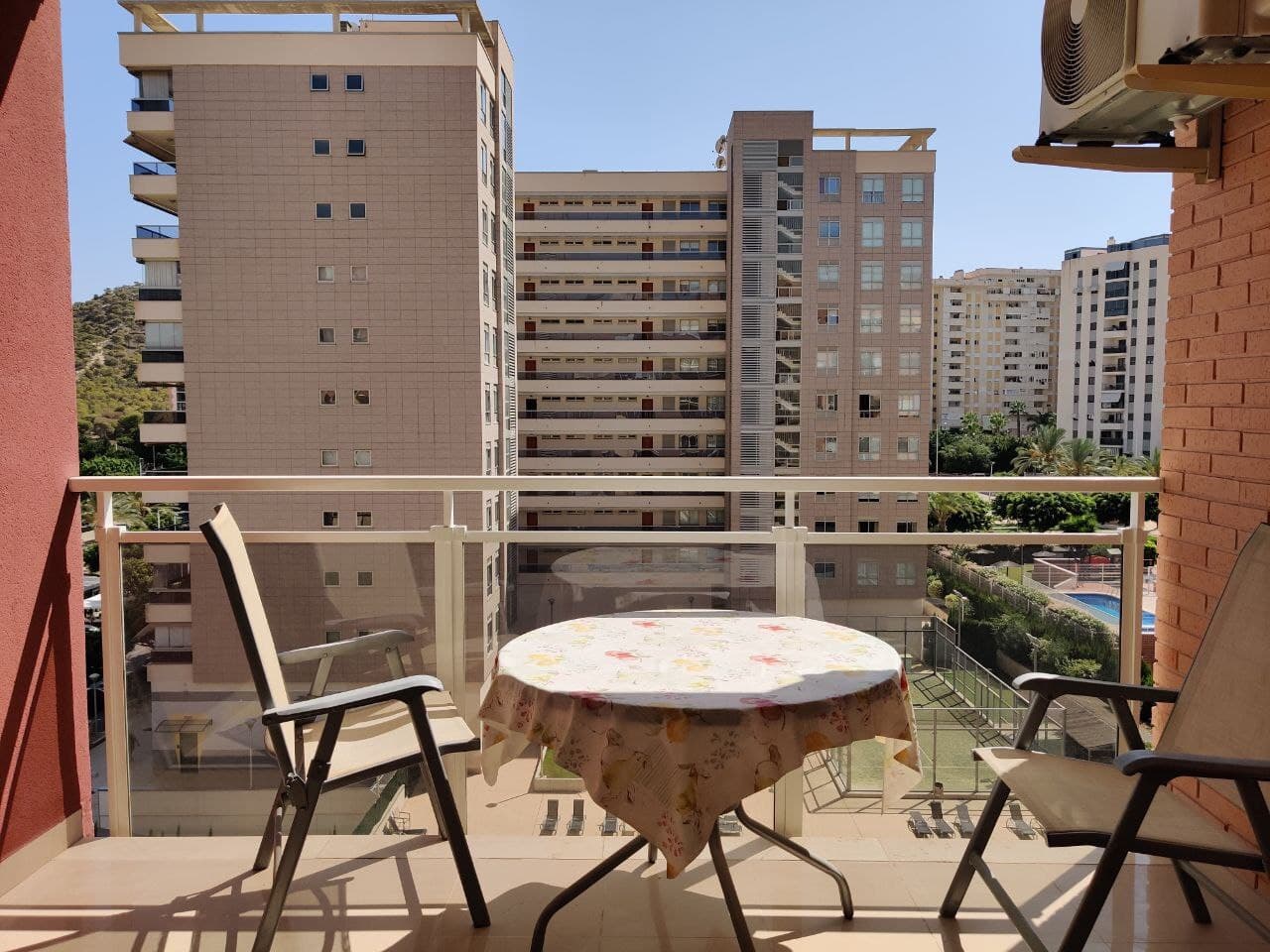 Apartment for sale in La Cala Finestrat, Benidorm. It has 2 bedrooms, 1 bathroom, and is located on the fifth floor of a building with an elevator. Recently renovated, the apartment features 2 air conditioners, new furniture, and a fully equipped kitchen with all appliances. The complex is spacious and green, with children's play areas and a swimming pool. All essential amenities are within walking distance, just 400 meters from the sea.