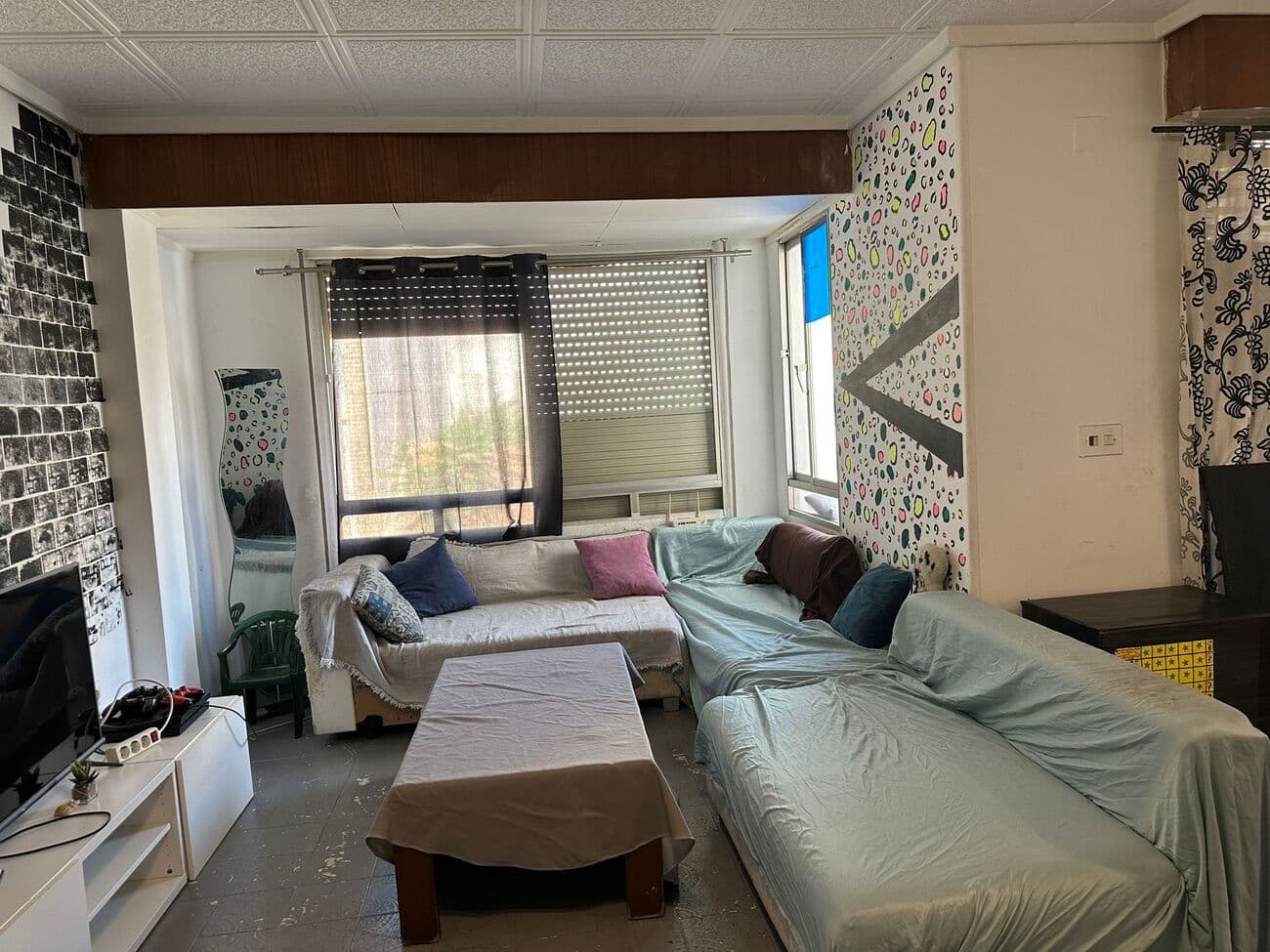Â¡Gran oportunidad C/Orihuela! Â  UbicaciÃ³n privilegiada: A solo unos minutos andando del ayuntamiento de Torrevieja y a 500 m del paseo marÃ­timo.Â Â¡Ideal para disfrutar de la playa del Cura!Â  Cerca de todo: Comercios, oficina de correos y supermercados a tu alcance.