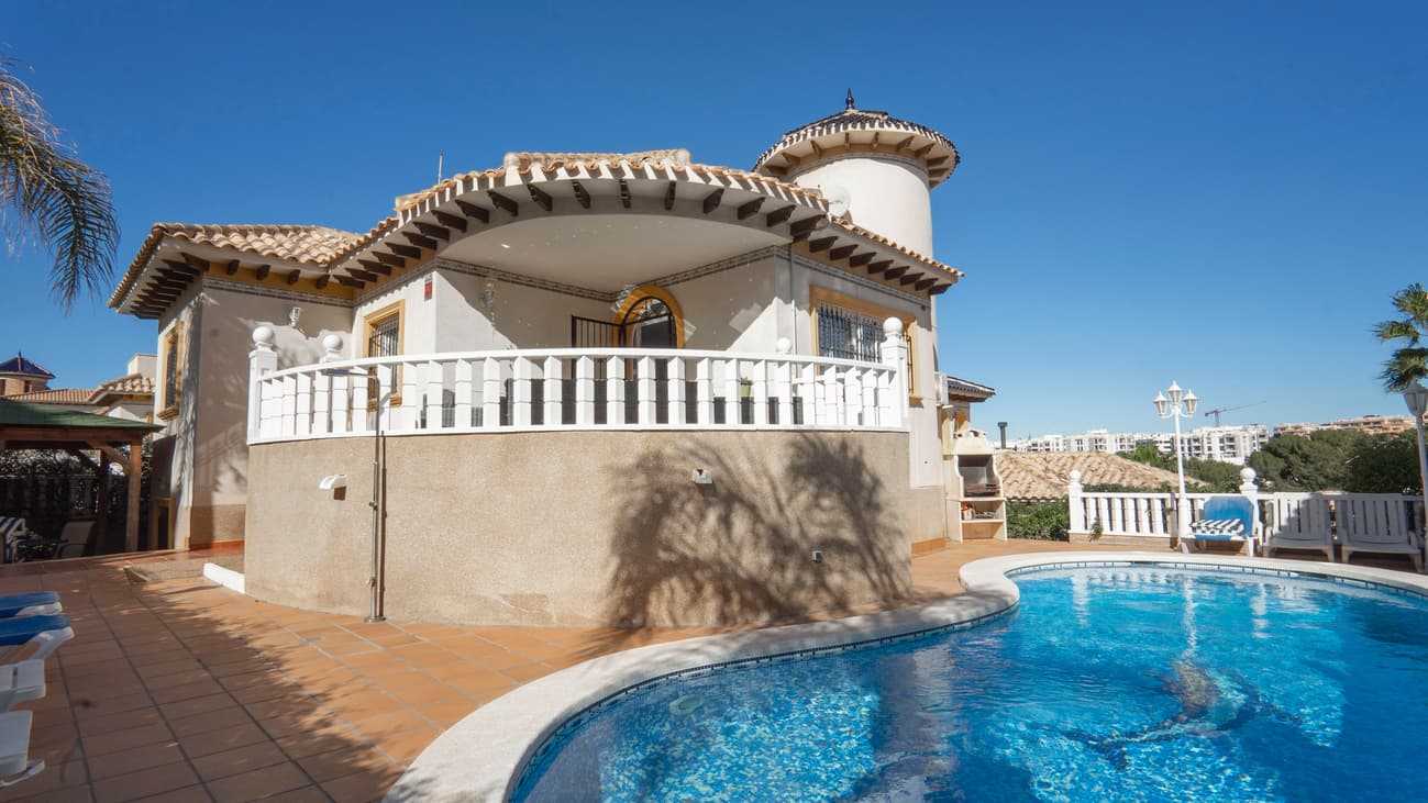 Beautiful Four bedroom property with private pool in Villamartin with Tourist LicenceFour bedroom property with private pool overlooking the 5th tee of Villamartin Golf Course. The property has four bedrooms that sleeps 8, a large living area with open plan kitchen and stairs leading up to a private roof solarium. On the floor level there is a double bedroom with en suite bathroom and twin bedroom with a further family bathroom with a bath . Downstairs there is a further 2 twin bedrooms and a further bathroom with a shower enclosure. The property also has a large games room with bar area, Satellite TV & Wifi. There is a large outside area with BBQ and garden furniture inc sunbeds. Only 20 minute drive to Murcia Airport and 40 minutes from Alicante Airport This property is ideal for large groups or families that want to holiday together but want their own space. It is close to several Golf courses and all amenities. There is ample outside space from the decking area near the pool to the spacious roof solarium with amazing views over the Villamartin golf course. There is a games room with darts and table football table, TV and a bar. The Villa has a Tourist Licence and a proven history of rental income
