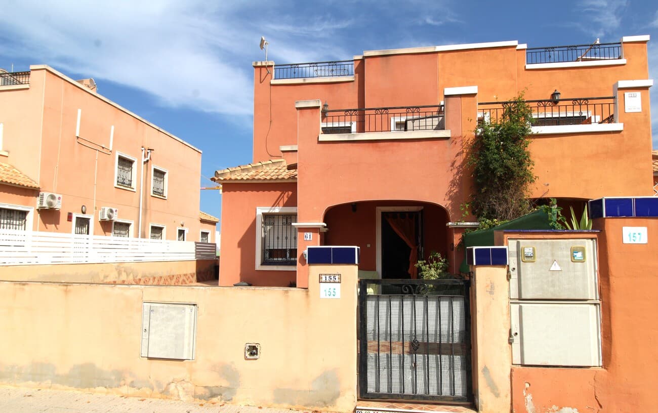 Beautiful 3-Bedroom Quad House with Solarium and Communal Pool in La Herrada, Los Montesinos Discover this charming three-bedroom, two-bathroom quad-style home, ideally situated in the sought-after La Herrada urbanisation, just minutes from the vibrant town of Los Montesinos. Spread across three spacious levels, the ground floor features a bright and airy living-dining area, a separate fully-equipped kitchen with direct access to a private rear patio, a convenient shower room, and a generously sized double bedroom. Upstairs, you’ll find two more double bedrooms, both with fitted wardrobes. The master bedroom boasts its own private terrace—perfect for morning coffee—and there’s a full family bathroom with a bathtub. The top floor leads to a private solarium offering peaceful countryside views and additional storage space—an ideal spot for relaxing or entertaining. Outside, the large, low-maintenance paved garden provides ample space for off-road parking and outdoor seating. The home benefits from air conditioning and belongs to a tranquil, well-maintained community with lush green areas and a large year-round communal swimming pool. La Herrada offers great local amenities including a supermarket, bars, and restaurants—all within walking distance. Just 1.5 km away is the charming Spanish town of Los Montesinos, where you’ll find a wide range of shops, services, and leisure activities. This property is perfect as a permanent residence, a holiday home, or an investment opportunity. Don’t miss your chance to own a piece of the Costa Blanca lifestyle!