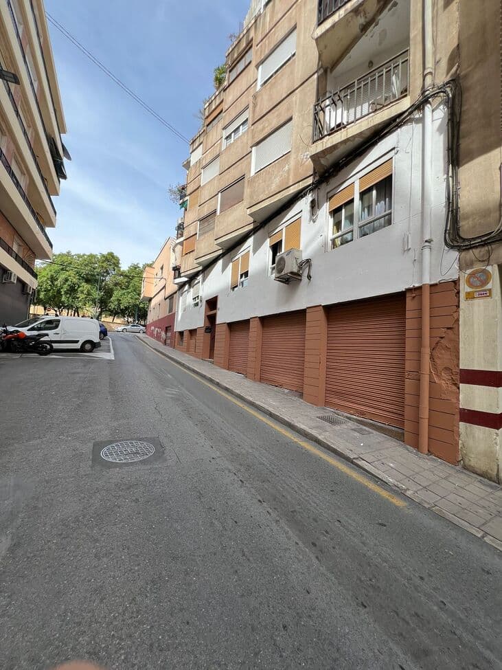 Price: €155,000Area: 210 m²Condition: Under full renovation, will be delivered open-plan with new finishesPossibility of conversion to residential useThis is a great opportunity to acquire a 210 m² commercial space currently undergoing renovation, located in a strategic area with high foot traffic. The space offers various potential uses, ranging from retail or office space to even converting it into a residential property. We have an architect available to assist with the entire conversion process.The property is currently under renovation but will be delivered with the following new finishes:• Newly installed flooring• High-quality new windows• Open-plan space, ready to be adapted to suit your project needsAlthough the current photos show the space during renovation, upon completion it will be delivered in perfect condition, allowing you to take advantage of its versatility and great potential.This space is ideal for both investors and those looking for a commercial space or a property to transform into a modern, spacious residence. Its location and flexible usage options make this property a unique opportunity.Don’t miss the chance to acquire a renovated property at a competitive price!For more information or to schedule a viewing, please don’t hesitate to get in touch.