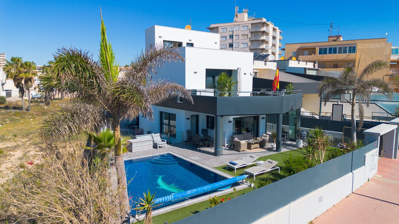 Welcome to this elegant and well-planned villa in the popular area of Rosaleda - a residence beyond the ordinary. Here you live only 100 metres from the sea, with fantastic views of the water and close to the beach, sun and swimming.The villa is located in a pleasant area within walking distance of cozy restaurants, small shops and public transport. For those interested in sports, there are several paddle courts within easy reach by car.When you enter, you are greeted by a bright and airy open-plan living room with space for both a sofa group and a dining table. The kitchen is modern and tastefully decorated with generous work surfaces, plenty of storage and all the equipment you could possibly need. The windows above the sink provide a nice light and create a homely feeling. From the living room you can access a spacious terrace - perfect for relaxing or socializing.As you enter, you are greeted by a bright and airy open-plan living room with space for both a sofa group and dining table. The kitchen is modern and tastefully decorated with generous work surfaces, plenty of storage and all the equipment you could possibly need. The windows above the sink provide a nice light and create a homely feeling. From the living room you can access a spacious terrace - perfect for relaxing or socializing.The villa has four bedrooms spread over three floors and three fully tiled bathrooms. All bedrooms have fitted wardrobes and plenty of storage. The two bedrooms upstairs also have access to a private terrace with views of the sea and surroundings. In the basement there is a large living room, perfect as an extra living room or games room.The generous roof terrace offers an unrivalled panoramic view of the sea and has space for sun loungers, a lounge area and a jacuzzi - an ideal place to enjoy the sunset.Among the many amenities of the house are a heated saltwater pool, conduct AC, underfloor heating throughout the house, central vacuum cleaner and a garage.This is a property that combines style, comfort and a great location - perfect for those looking for something special.Property tax (IBI): 726 euros/year 