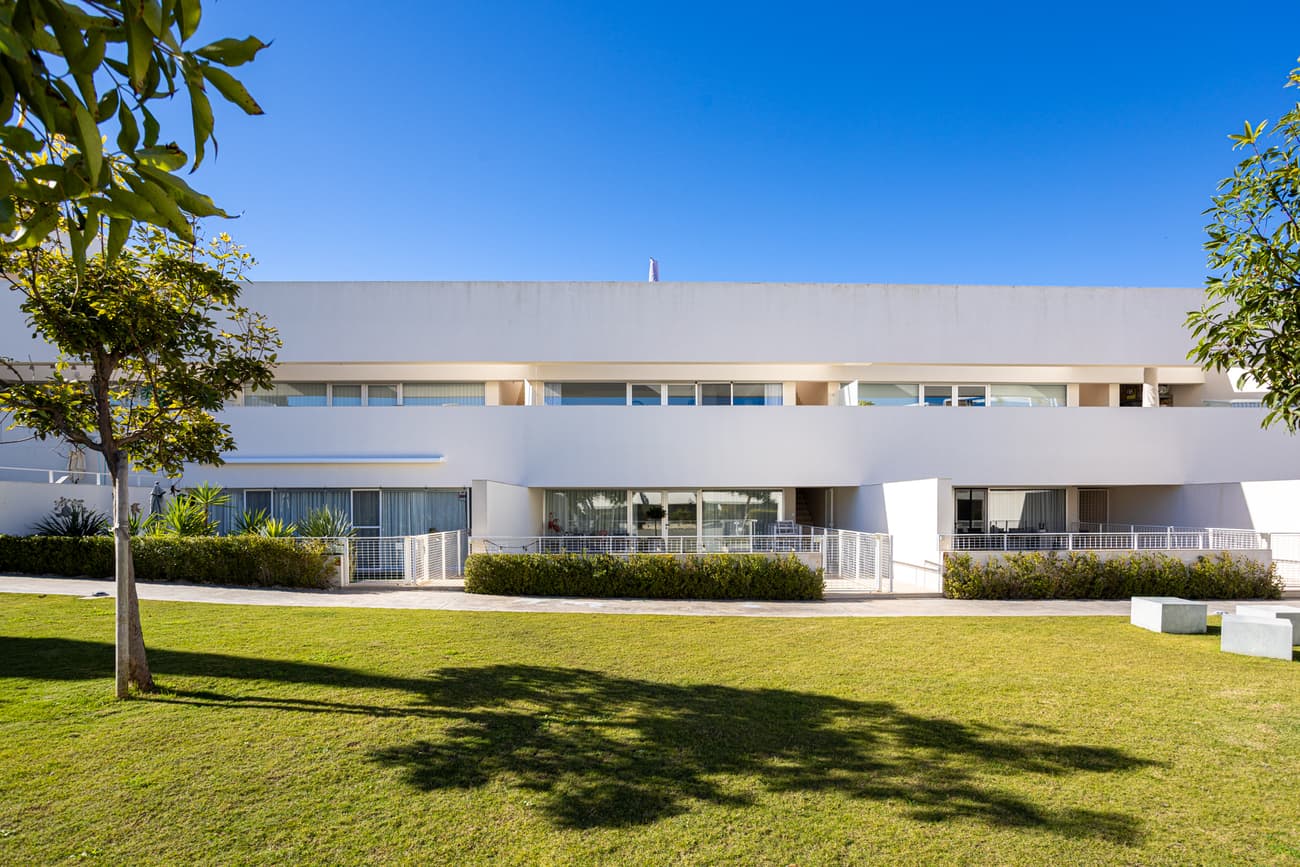 Modern Furnished Apartment with Unique Rooftop Terrace and Panoramic Lake Views – Los BalconesThis tasteful and move-in-ready apartment in Los Balcones combines modern comfort with exceptional outdoor living. With two terraces and a spacious 74 m² solarium featuring an outdoor kitchen and pergola, and a total of 188 m² of living space, this home offers an unparalleled Mediterranean lifestyle. The beautifully landscaped community with a large communal pool completes the picture.Living in Los BalconesLos Balcones (Torrevieja) is a sought-after area for those who want to combine tranquillity, comfort, and natural surroundings. The residence is set within a green environment with mature trees, well-maintained paths and a welcoming swimming pool. From the apartment, you enjoy panoramic views of the Torrevieja salt lake, one of the region’s most iconic landscapes on the Costa Blanca.Layout & ComfortLocated on the first floor, the apartment offers a modern and fully furnished interior of 84 m², complemented by spacious terraces and a generous rooftop solarium.Fully furnished and tastefully decoratedModern interior with high-quality finishes3 bedrooms with air conditioning2 bathroomsFront terrace of 21 m² and rear terrace of 9 m²74 m² solarium with outdoor kitchen, pergola and stunning viewsSmart-home system (domotics) for added comfortAlarm system, storage room and private parking spaceThe entire property feels bright, airy and refined — perfect as a second home, rental investment or permanent residence.Outdoor Living & ViewsThe solarium is the true highlight of this property: an inviting space to relax, cook, entertain guests or simply enjoy the sunshine at any moment of the day. The outdoor kitchen and pergola make it a highly functional rooftop haven. Both terraces at the front and rear of the apartment offer additional cosy outdoor spaces.The view over the salt lake provides a rare sense of peace and offers a unique play of colours during sunrise and sunset.Location & SurroundingsNearby you’ll find supermarkets, restaurants, sports facilities and Torrevieja’s hospital. The beaches of Torrevieja and Orihuela Costa are just a short drive away, as is the popular La Zenia Boulevard shopping centre. A quiet, safe and practical location — ideal for families, couples or investors.Key Details188 m² total area84 m² interior living space74 m² rooftop solarium with pergola & outdoor kitchen21 m² front terrace9 m² rear terrace3 bedrooms, 2 bathroomsFully furnished, domotics, air conditioning, alarmPrivate parking & storage roomLarge communal swimming poolPanoramic views over the salt lake