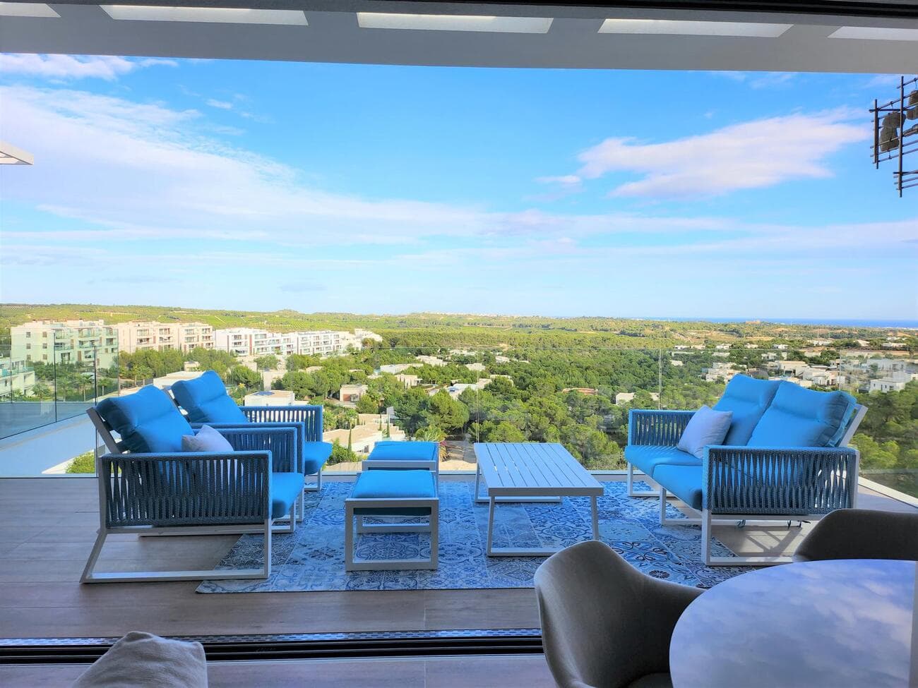 Dit gloednieuwe, luxueus ingerichte penthouse met spectaculair uitzicht  is  gelegen op het prestigieuze Las Colinas golfresort. De drie ingerichte slaapkamers,  ruimtelijke en stijlvolle woonkamer,  terras en  solarium in combinatie met een prachtige mediterrane landschap en beschutte ligging maken dit droomappartement tot een uitstekende keuze als woon of buitenverblijf in Spanje.  Door te kiezen voor lichte kleuren en een elegante inrichting ademen alle 3 slaapkamers (waaronder 1 met een eigen badkamer) serene rust en comfort uit. De woonkamer met open keuken, barhoek en ruim terras (23m2) biedt een magnifieke uitkijk over het golfresort. De modern compleet uitgeruste keuken met inbouwkasten beschikt over een vaatwasser met comfortlift-technologie, waterfiltersysteem, inductiekookplaat, wijnkoeler enz. In elke kamer zijn er elektrische binnen rolluiken geïnstalleerd voor meer sfeer en privacy. Een optimaal binnenklimaat is gegarandeerd d.m.v. een energie-efficiënte   warmtepomp-luchtbehandelingssysteemcombo en kan voor elke kamer apart geregeld worden. De woning heeft ondergronds een private parkeerplaats waar desgewenst nog een laadpaal geïnstalleerd kan worden, een ruime berging en prachtig gemeenschappelijk zwembad.  Het Spaanse vakantiegevoel kan ten allen tijde ervaren worden op het royale dakterras van liefst 100 m2!  met een buitenkeuken, pergola, jacuzzi en 360 graden onverhinderd zicht over het natuurlijke landschap en de Middellandse zee. De  buitenkeuken (3x3,6m2) beschikt over veel kastruimte, een granieten werkblad, inductieplaat, vaatwasser en  koelkast. Het schuifdak van de aluminium pergola (5x3m2) is  elektrisch bedienbaar en creert een ideale schaduwplek. Om uw verblijf helemaal te vervolledigen kunt u het ultieme gevoel van het genieten in uw eigen jacuzzi ervaren:  5 personen,  102 hydrojets, ledverlichting en speakers!Hoe heerlijk zou het wel niet zijn om de dag te beginnen met een verse kop koffie aan de bar of te eindigen met een heerlijk cocktail bij zonsondergang op uw eigen dakterras in een mediterrane omgeving!