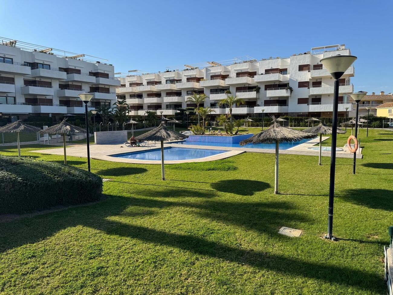Beautifully maintained ground floor apartment with 2 bedrooms and 2 bathrooms in the Lomas de Cabo Roig area. This ready-to-move-in corner apartment is ideal for those looking for comfort, space and a wonderful Mediterranean lifestyle.Thanks to the corner location, you can enjoy extra light and more privacy.Fully south-facing, sun canopy and airco available and underground spacious parking space just below the apartment.Located in a beautifully landscaped and well-maintained residential complex with two communal swimming pools and beautiful gardens.The area is quiet, yet close to all amenities. It is centrally located in the heart of Playa Flamenca with only a short walk to two lovely beaches, a supermarket, bakery, pharmacy and plenty of restaurants. In addition, it is only a five-minute walk to the popular Saturday market and the famous Zenia Boulevard shopping centre. 