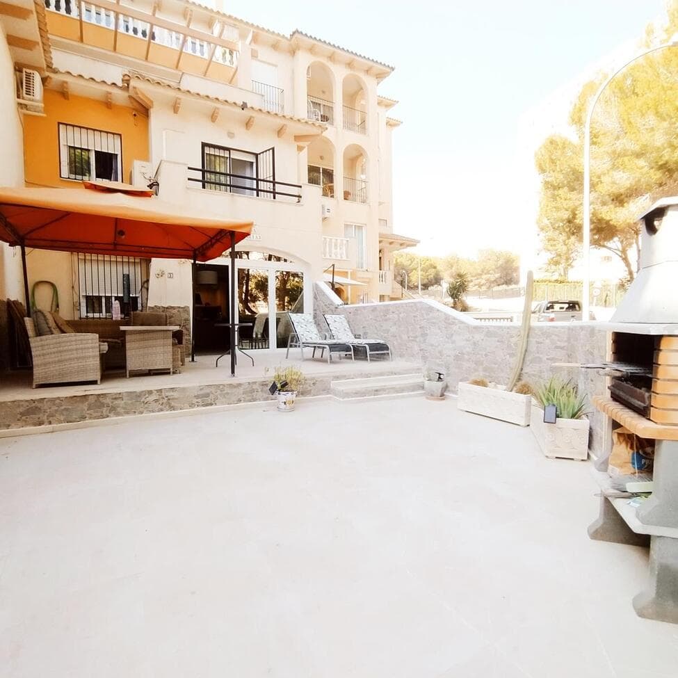House with 93 m² built on two floors, with 3 bedrooms (1 on the ground floor), 2 full bathrooms, modern equipped French kitchen, storage room with washing machine.Porch and garden with barbecue, and with entrance to park the car on the plotIt has a very large terrace of about 50 m²SOUTH orientationAir conditioning units hot and coldCommunal pool.Distance to the beach 500 metersHAS NEIGHBORS ABOVEyear of construction 2002Community 420€ per yearIBI/ Sum 205€ per year