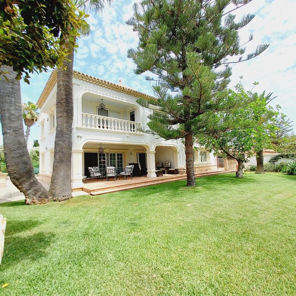 WITH 545 m2 BUILT ON A PLOT OF 1,500 m2, 100 METERS FROM THE SEA.WITH 7 LARGE BEDROOMS, 3 BATHROOMS, LIVING ROOM, INDEPENDENT KITCHEN AND AUXILIARY KITCHEN, LAUNDRY ROOM, CLOSED GARAGE, 2 PORCHES, BARBECUE, PRIVATE POOL.FOR SALE FURNISHED AND EQUIPPED ACCORDING TO INVENTORYTHERE IS NO COMMUNITY OF NEIGHBORSYEAR OF CONSTRUCTION 1992IBI 1711.88 € YEAR
