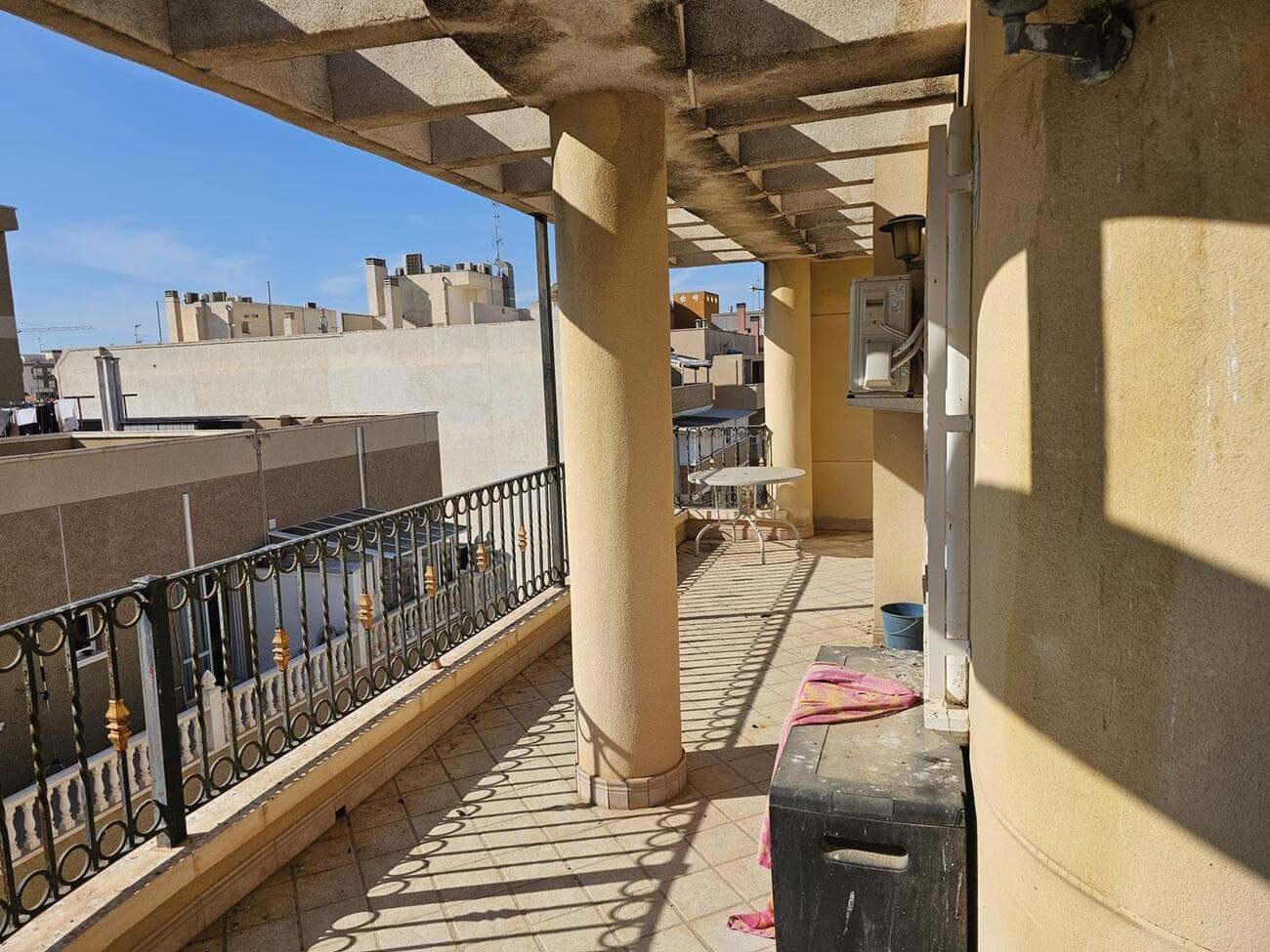 With 4 bedrooms, (1 of the bedrooms is used as a storage room), the master bedroom has access to the terrace, spacious and bright living room with access to a large corner terrace, the terrace has about 35 m², bar cabinet in the living room and fireplace, 3 hot/cold air conditioning units, independent equipped kitchen with access to the terrace, 2 full bathroomsCentrally located a few minutes from Playa del Cura, services, bars and restaurants, supermarkets.Sold equipped and furnished WITHOUT personal belongingsEAST SOUTH WEST ORIENTATIONBUILDING WITH ELEVATOR WITH PMR ACCESSYEAR OF CONSTRUCTION 1999M² 118 BUILTIBI 333.84 € YEAR HOUSINGIBI 46.71 € YEAR GARAGECOMMUNITY OWNERS 860 € YEAR