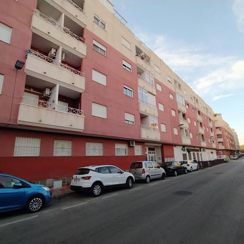Spacious and bright, fully renovated apartment located on the 4th floor of a modern building built in 2002.With 77 m² of built area, it has 2 bedrooms, 1 bathroom with shower and window, a fully equipped open-plan kitchen with air conditioning and a balcony that is part of the living room.The apartment is in very good condition and ready to move in.It has a communal solarium and a communal pool.It is sold furnished and equipped.Building with elevators. PRM access.Building built in 2002Southwest facingClose to Acequión beach, Parque de las Naciones, a shopping center, and the city center are a 10-minute walk away. Supermarkets, banks, and a pharmacy are 200 meters away, and the health center is approximately 500 meters away.Owner's community 420 per yearTotal property tax 252 € per yearWaste 42 € per year
