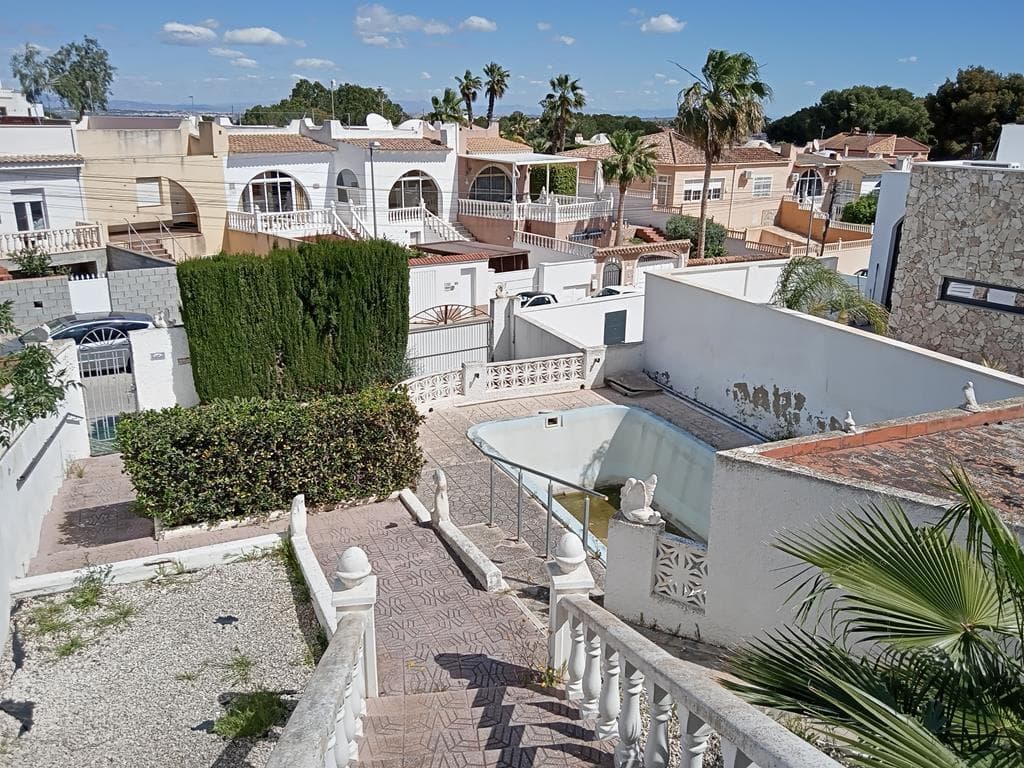 Located in a very quiet location close to all amenities, whether for a holiday or year-round living, it is very close to major transport links, with all services just minutes away, such as supermarkets, restaurants, bars, the Torrevieja Hospital, the church, two schools, and pharmacies. Surrounded by green areas, it is just minutes from the beaches and nearby golf courses.With 120 m² of built area, it has 2 bedrooms, 1 bathroom, a spacious and bright living-dining room with a fireplace and access to the glassed-in porch, a large independent, fully-equipped kitchen open to the living room, a large porch overlooking the private pool, a private solarium and garden, and a large backyard of approximately 50 m². Built-in wardrobes.The plot is 450 m² with a driveway in the garden.It has air conditioning units.Facing northeast.Sold furnished and with appliances, NO PERSONAL ITEMS.YEAR BUILT 1980PROPERTY TAX €311.08 YEARNO OWNERS' COMMUNITY