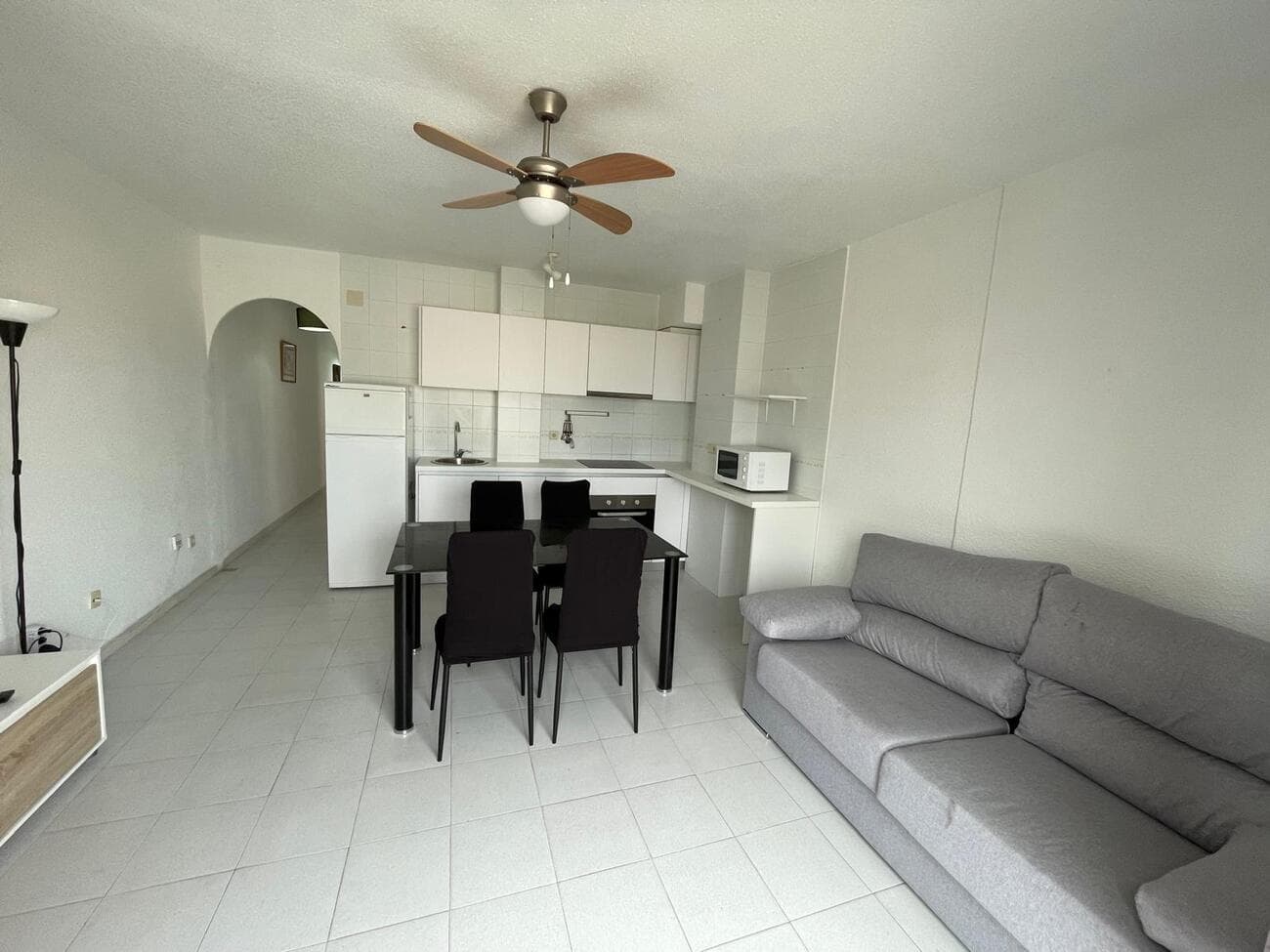 This apartment has 2 bedrooms, 1 bathroom with shower, a fully equipped French-style kitchen open to the living room, and a bright living room with access to the balcony with unobstructed views. The building has an elevator.The apartment has 73 m² built area, 68 m² usable area, northwest exposure, built-in wardrobe, no heating, and only community access via the entrance hall, which is accessible for people with reduced mobility.Consumption: DEmissions: DOwner's community tax: €345 per yearProperty Tax: €218 per year