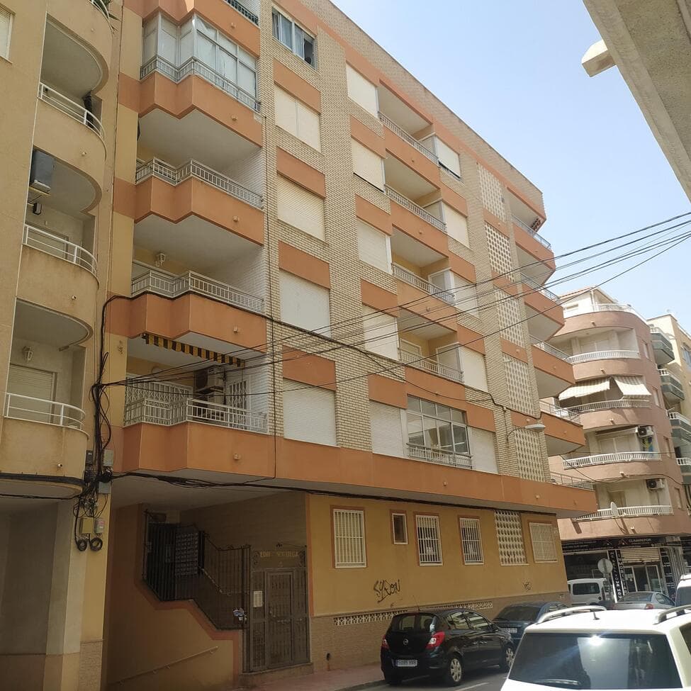 Apartment with side sea views, just 3 minutes away, less than 200 meters from Playa de los Locos.With 117 m² built area, 3 bedrooms, 2 full bathrooms, a separate, equipped kitchen and a glass-enclosed gallery, a spacious and bright living-dining room with a large terrace.Building with elevatorSold furnished and equipped according to inventoryGarage included, located in the basement of the buildingAll services available year-round.East facingOwners' association fee: approximately €500 per yearOwners' association fee: approximately €180 per yearProperty tax: approximately €250 per year