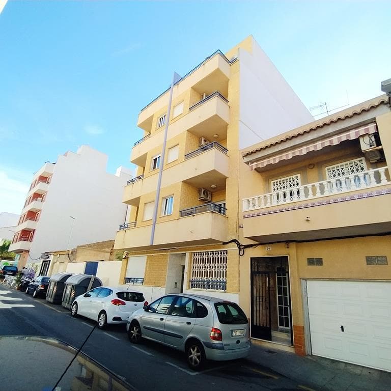 This 74 m² apartment is in excellent condition and ready to move into.It features two double bedrooms, a full bathroom with a bathtub and window, a large and bright living-dining room with air conditioning and access to a balcony, and a separate, fully equipped kitchen with a utility room.Just 400 meters from the seafront promenade.Building with elevator.Sold furnished and equipped according to the inventory.Year of construction: 2007North-facing