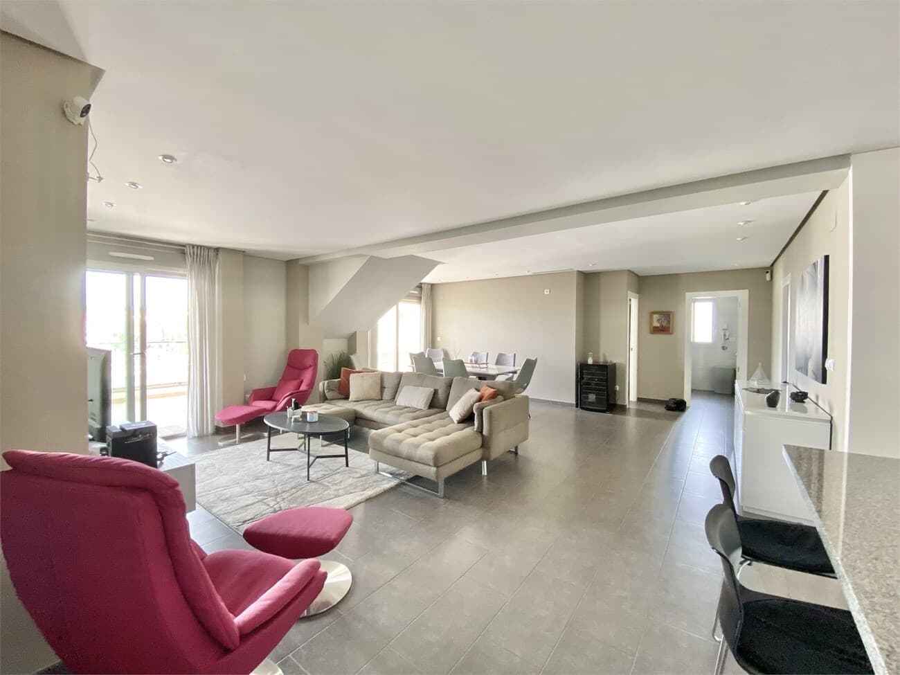 Penthouse with 4 bedrooms and 3 bathrooms.This beautiful apartment has lots of space both inside and out.A large living room has plenty of space for both a lounge and a dining area. Large kitchen with good cupboard space and table space.Furniture and white goods are included. There are several new beds in the apartment.Large south-facing balcony with access from both the living room and bedroom.Large roof terrace with outdoor shower and storage. The roof terrace has a beautiful view of the town and the sea. Where you can enjoy the sun most of the day.The complex has both an outdoor and an indoor pool, and a fitness facility.