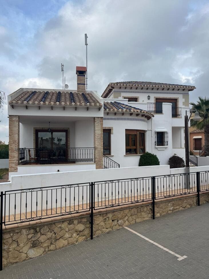 Beautiful villa in Algorfa with view over La Finca golf course.The house has two floors.On the ground floor there is an open plan kitchen and living room. From the dining room there is an exit to a covered terrace.There are two bedrooms and one bathroom on the ground floor.The laundry/storage room used to be a toilet and can be converted back.Upstairs there is one bedroom, one bathroom and a large balcony with great views of the countryside and La Finca golf course.The house has its own garden and parking. Is located in a closed complex.Communal swimming pool.The house is painted on the outside in 2025.Grocery store and restaurants nearby and just 1.5 km to La Finca golf course.