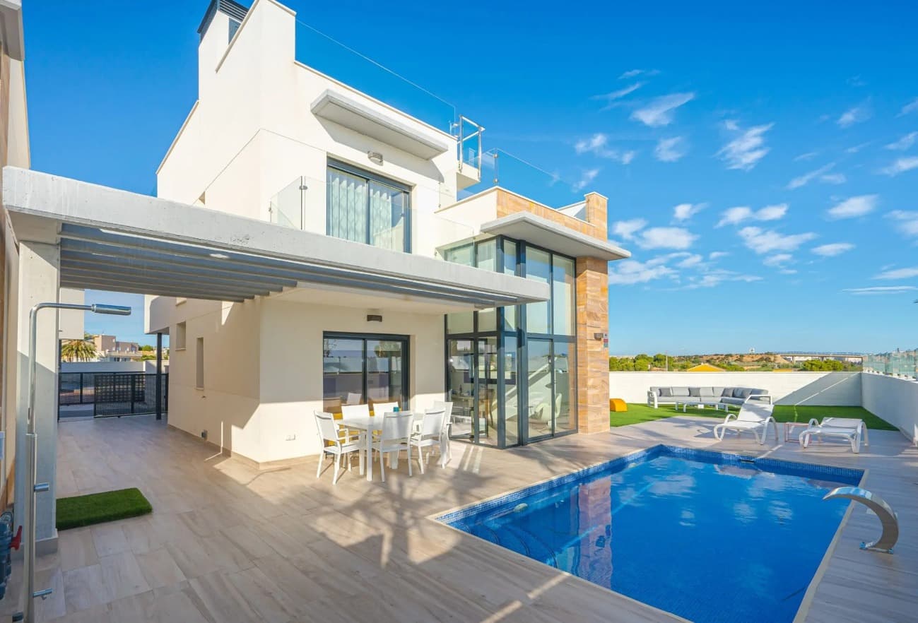 Stunning Modern Villa on a prime location in Cabo Roig!Discover this exquisite 4-bedroom, 4-bathroom villa located in the prestigious Palm Beach I. Residential Palm Beach I is a gated community of 31 high-quality detached villas. Designed for modern living, this beautiful home spans 4 floors and offers breath-taking views of the surrounding green areas and the sea.Property Highlights:4 Spacious Bedrooms & 4 BathroomsMaster Suite with Private Balcony & Floor-to-Ceiling Glass WindowModern Open-Plan Living Space with High Ceilings– A bright and airy interior designed for comfort and style.Spacious Basement with 2 bedrooms, living room, dressing room and bathroom.Private Driveway – Secure and convenient parking.Large Plot of 360m² – Ample outdoor space to enjoy the Mediterranean climate.Internal Build of 127m² – A thoughtfully designed layout maximizing space and natural light.Several terraces – with a large Solarium to enjoy the breath-taking views.Surrounded by Natural Beauty – Stunning green and sea views create a peaceful ambiance.Perfect for enthousiasts who love the prestigious Cabo Roig, nature lovers, or anyone seeking a luxurious retreat, this villa seamlessly blends modern architecture with idyllic surroundings. Don't miss this opportunity!Contact us today for more information or to schedule a viewing!