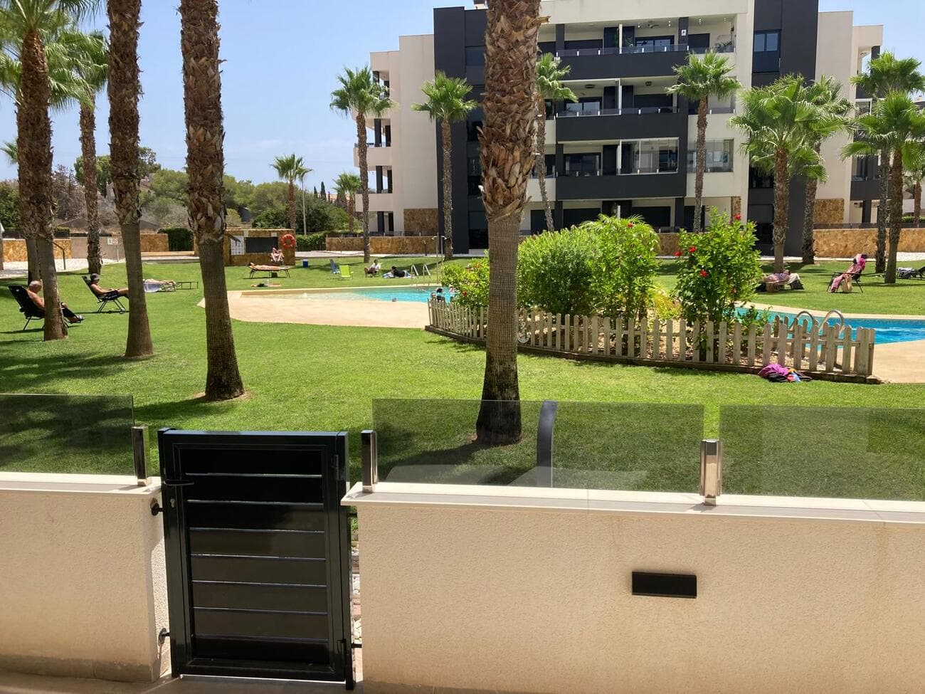 Ground Floor Apartment in Orihuela Costa – Residence Amanecer VIThis modern apartment (2020) with 2 bedrooms and 2 bathrooms is located in Los Altos, an excellent location close to all amenities and leisure areas.Sun from morning to evening with private shaded spots on the terrace!With a built area of 74 m², the property features a fully equipped open-plan kitchen, a bright living room, two bedrooms, and access to a private 32 m² terrace with panoramic views of the garden and swimming pool.Private parking space and storage room included in the price!Highlights:Built-in wardrobesFully furnishedAppliances includedAir conditioningSecurity door with intercom and alarm systemGround floor location with easy accessIdeal Location:Just 10 minutes from the beach40 minutes from the airport5 minutes from the golf course5 minutes from leisure areas and amenitiesPerfect for both permanent residence and holidays. Move-in ready!