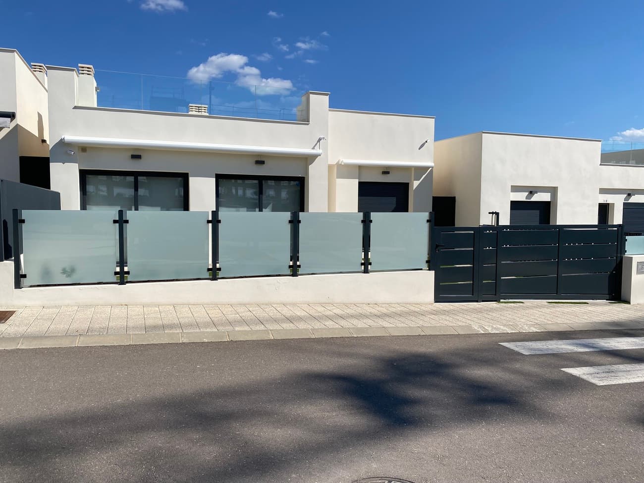 Exclusive Villa – Lo Romero Golf, Pilar de la HoradadaEscape to the sun and enjoy peace, comfort, and privacy in this stunning villa, set in an idyllic and green environment.Key Features:185 m² 3 spacious bedrooms & 2 modern bathroomsBright living room with open-plan kitchenLarge terrace and 80 m² solarium with sea viewsLow-maintenance garden offering great privacyPrivate parking space on the plotBuilt in 2022 – modern design with high-quality finishesCentral air conditioning (hot & cold), fitted wardrobes, and electric shuttersOrientation: south – natural light all day longIn perfect condition, sold furnishedThe residence also offers a communal swimming pool just 30 meters away.This villa perfectly combines luxury with the relaxed Mediterranean lifestyle – ideal as a permanent residence or as an investment.Contact us today and discover this unique opportunity!