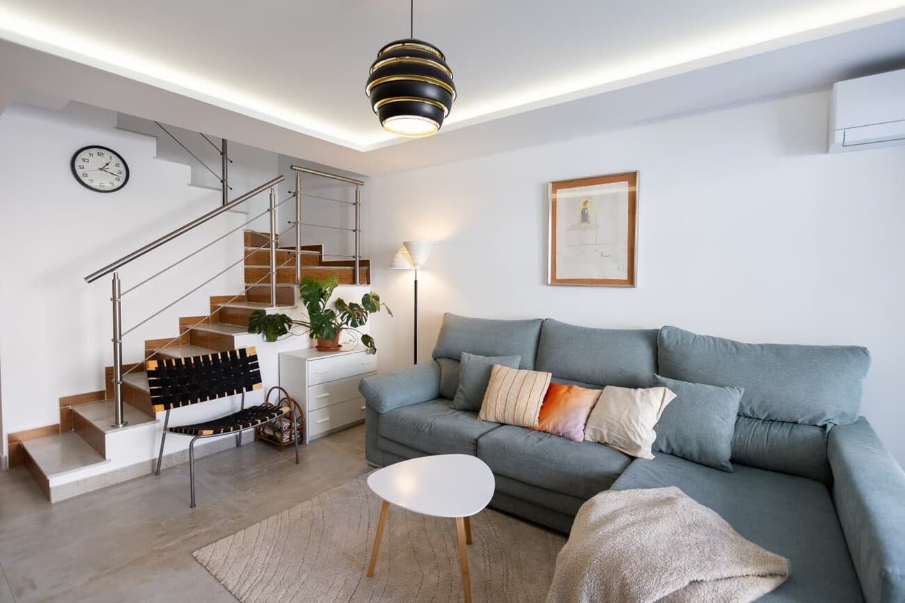 This beautiful, fully renovated townhouse offers an exceptional opportunity to enjoy coastal living, just 2km from the Mediterranean Sea, in the popular New Torrevieja neighborhood of Torrevieja.Fully renovated with high-quality materials in 2024, the property combines comfort, convenience, and strong investment potential.With a total living area of ​​140 m², the townhouse features a bright and functional layout, comprising:3 spacious bedrooms with built-in wardrobes.2 fully equipped bathrooms.Bright living room with plenty of natural light and direct access to the terrace.Spacious dining room with a modern, fully equipped kitchen featuring an island.Enjoy the sunset on the two terraces!The townhouse is in excellent condition and is ready to move into.Thanks to its quiet yet central location, all essential amenities are within walking distance, including supermarkets, restaurants, pharmacies, and public transport. The popular Playa De Los Locos beach is also just a few minutes away.This property is ideal as a permanent residence, holiday home, or high-return investment, offering low-maintenance living in one of the most desirable areas of the Costa Blanca.Contact us today to arrange a viewing.