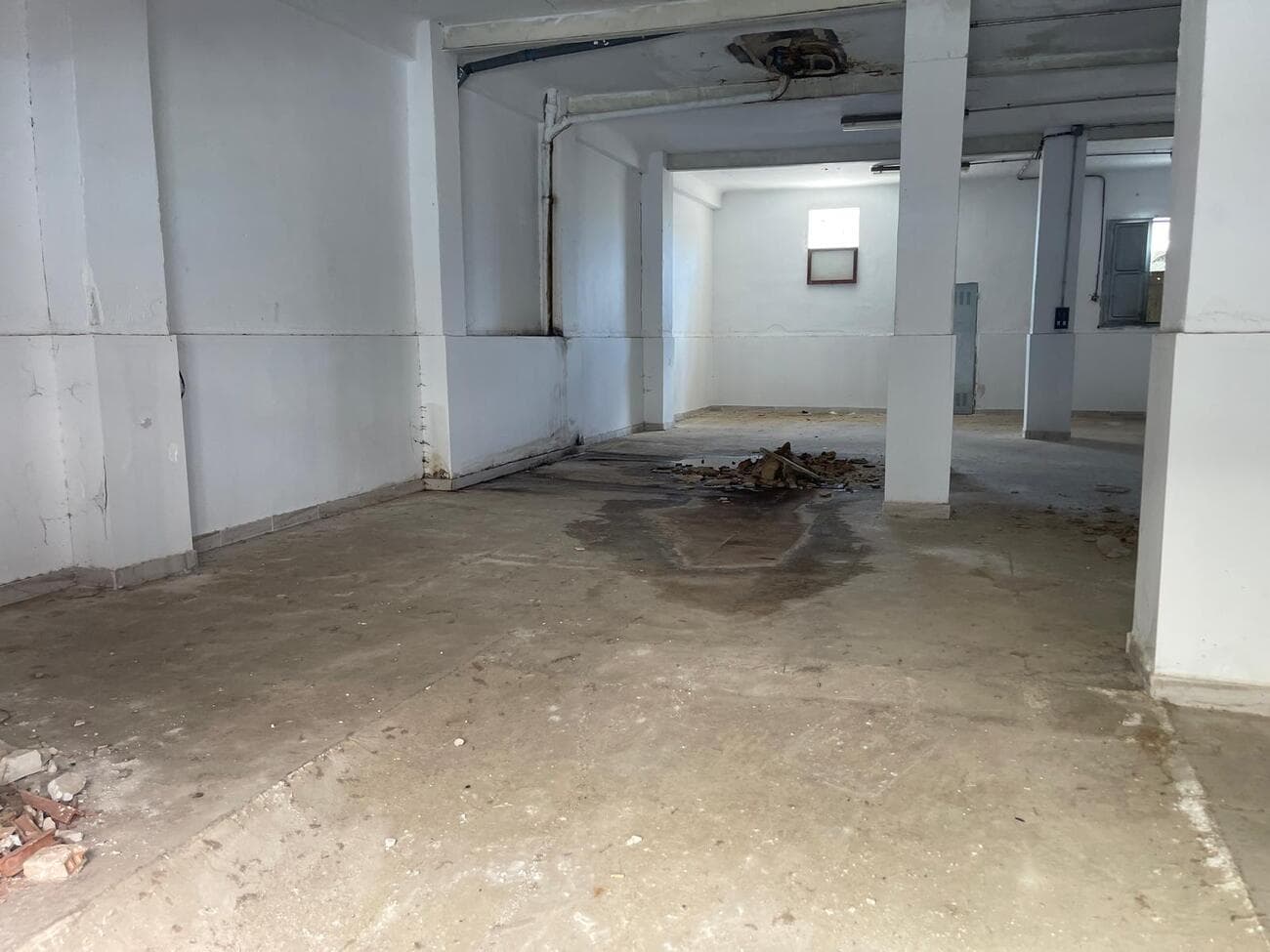 Commercial Premises for Sale of 300 m² – Spacious, Versatile and Well LocatedOpportunity for investors and entrepreneurs! Large commercial premises of 300 m² for sale, ideal for any type of business or as an investment. Located in an excellent location, this premises offers multiple possibilities thanks to its versatility and open space.Characteristics of the Premises:- Surface: 300 m² distributed on a single floor, with open spaces that allow it to adapt to various commercial or storage needs.- Facade: A façade that offers excellent visibility from the outside.Accessibility: Entrance at street level.Facilities: Space prepared with electrical connections.- Location:Commercial area: Located in a busy area, with great visibility and easy access both on foot and by car. Surrounded by other shops and services, which guarantees a good influx of public.- Transport and parking: Well connected to public transport and with parking options nearby.This premises is ideal for offices, shops, training centres, gyms or any activity that requires a large space. Don't miss the opportunity to establish your business in this excellent premises!