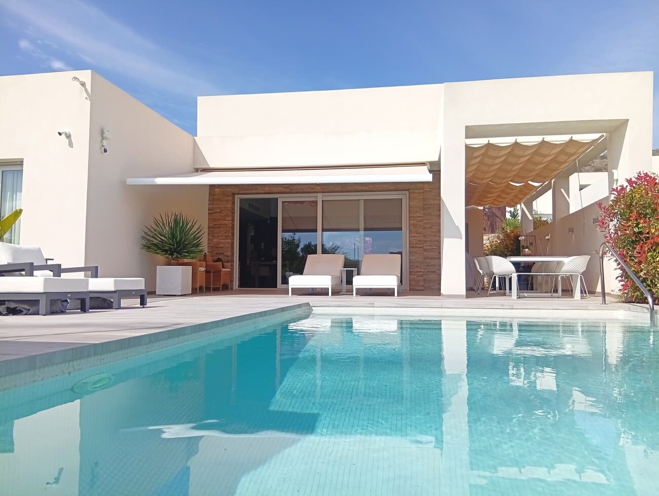 This exclusive resale villa is located on a 500 m² plot in the prestigious urbanisation of La Finca Golf in Algorfa, one of the most sought-after golf resorts on the Costa Blanca. The property combines comfort, privacy and high-quality materials in a stylish and unusual design – ideal for those looking for something unique under the Spanish sun.Layout and living spaceThe villa features 2 spacious bedrooms (with the possibility to create a third bedroom – currently furnished as a dressing room/office), 2 modern bathrooms, a separate guest toilet, and an open plan living space with lots of natural light. The bathrooms have underfloor heating for extra comfort.The open kitchen is equipped with top-of-the-range appliances from brands such as Miele and Liebherr, which immediately underlines the quality of this property. The finish throughout the house is of a high standard, using durable, luxurious materials.Outdoor living & comfortEnjoy the Mediterranean outdoors on the east-facing terrace, overlooking a beautifully landscaped garden full of palm trees, flowers and fruit trees. There is a covered terrace with a built-in BBQ, perfect for cosy evenings.The private swimming pool with wide steps is ideal for relaxation, and in addition you also have access to a communal pool within the urbanisation.Extra facilities:- Home automation system for lighting, blinds and more- Electric shutters- Air conditioning- Alarm system- Charging point for electric cars- Satellite TV- Toldo (sunshade)Location – La Finca Golf ResortThis property is located in the heart of La Finca Golf, an exclusive golf resort in Algorfa, known for its 18-hole championship golf course, luxury hotel with spa, fitness, tennis and padel courts. Here you live in a green and well-kept environment with an ideal mix of tranquillity and facilities.The resort is just a 15-minute drive from the sandy beaches of Guardamar and 35 minutes from Alicante airport.ExtraThe furniture is not included, but there is the possibility of takeover.Be surprised by this unique villa in a prime location on the Costa Blanca. Contact us today to arrange a viewing or find out more.
