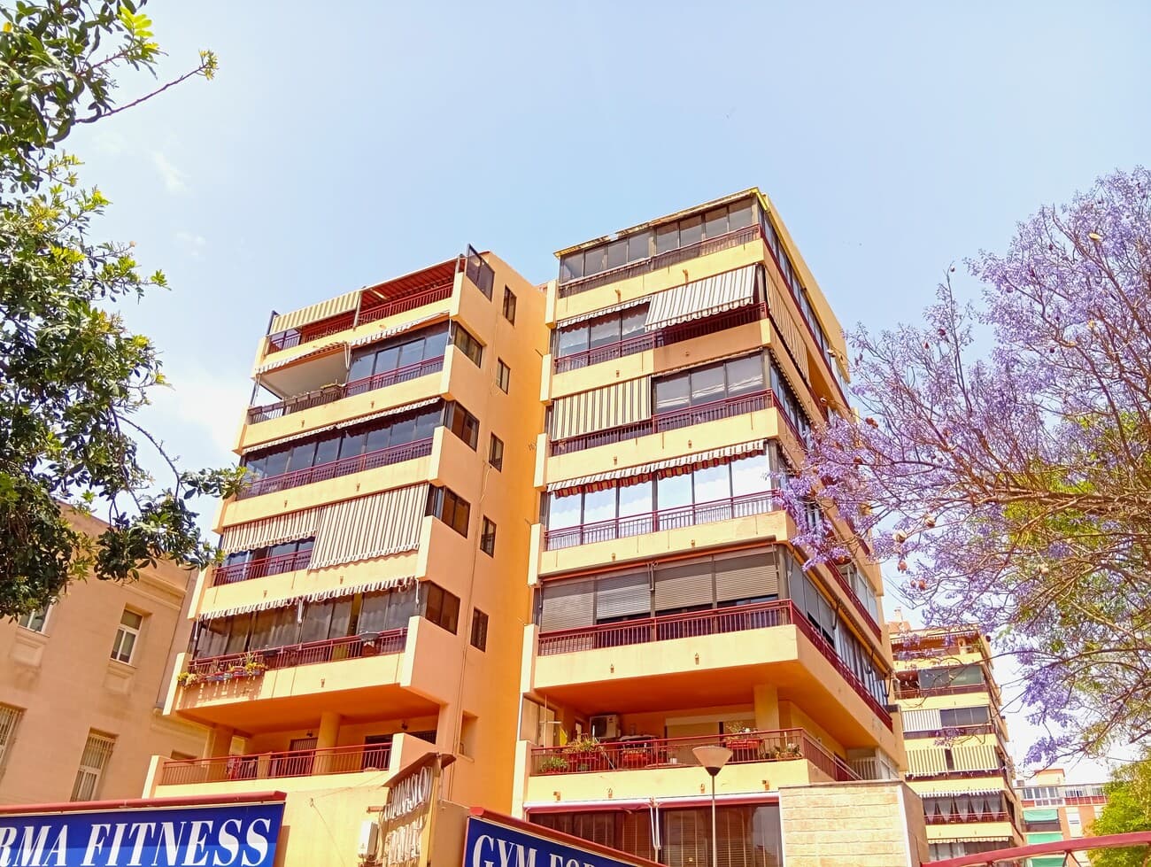 Discover this beautiful apartment on the 4th floor, ideally located in one of Alicante’s most sought-after areas – just a short walk from the beach and the popular Centro Comercial Plaza Mar 2. The perfect mix of coastal living and urban convenience.Layout & ComfortThe apartment features three bedrooms, including a spacious master bedroom with ensuite bathroom, and two additional children’s bedrooms.The bright and spacious living area connects to a large terrace with closable glass panels – perfect for year-round use.Extra Features:- Fully renovated and move-in ready- Air conditioning in all rooms- Modern kitchen and bathrooms- Elevator in the building- On-site gym for residentsSold unfurnishedAn ideal home for those seeking quality, comfort, and a central location in the heart of Alicante. Perfect as a main residence, holiday home, or investment opportunity. 